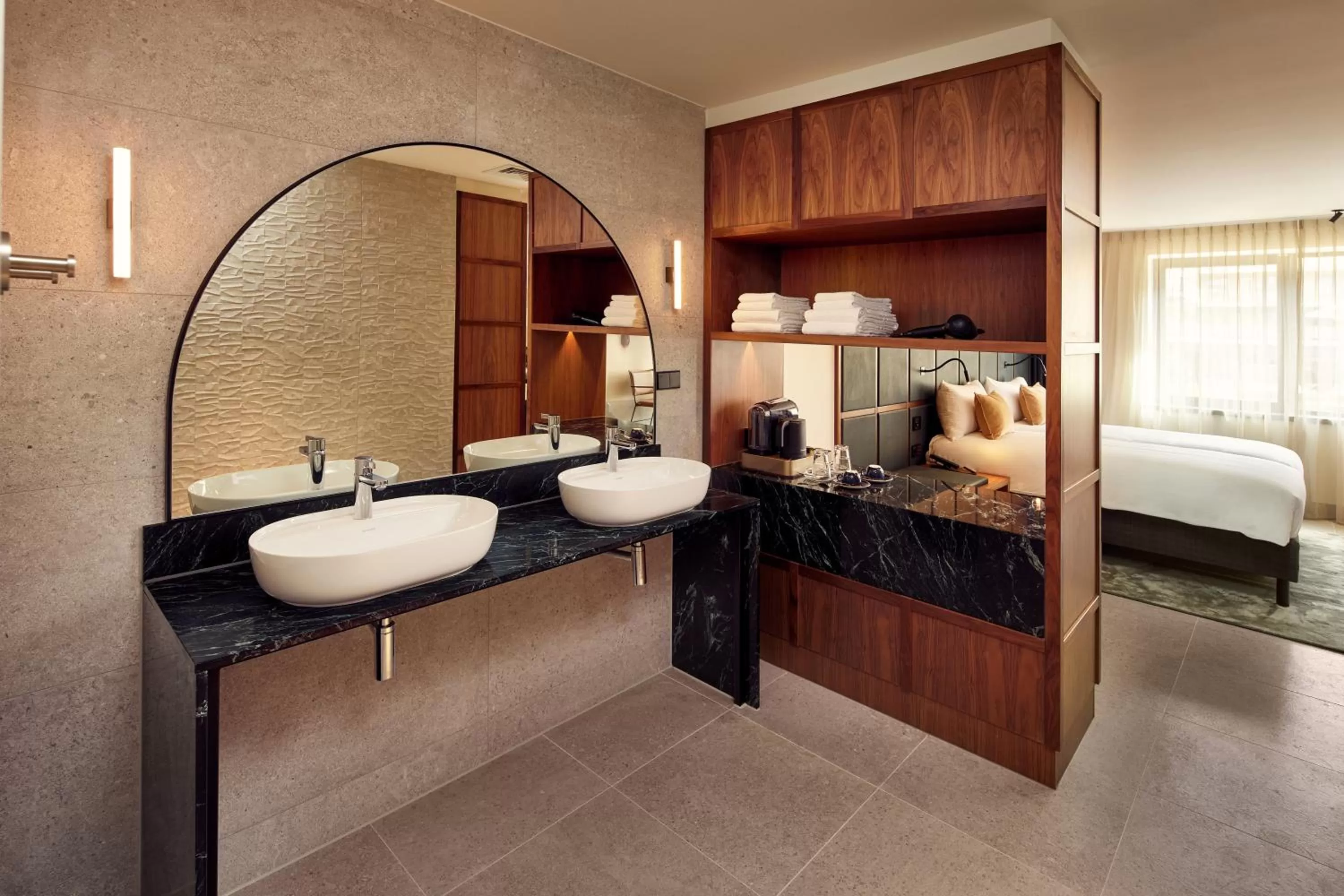 Bathroom, Bed in Met Hotel Amsterdam