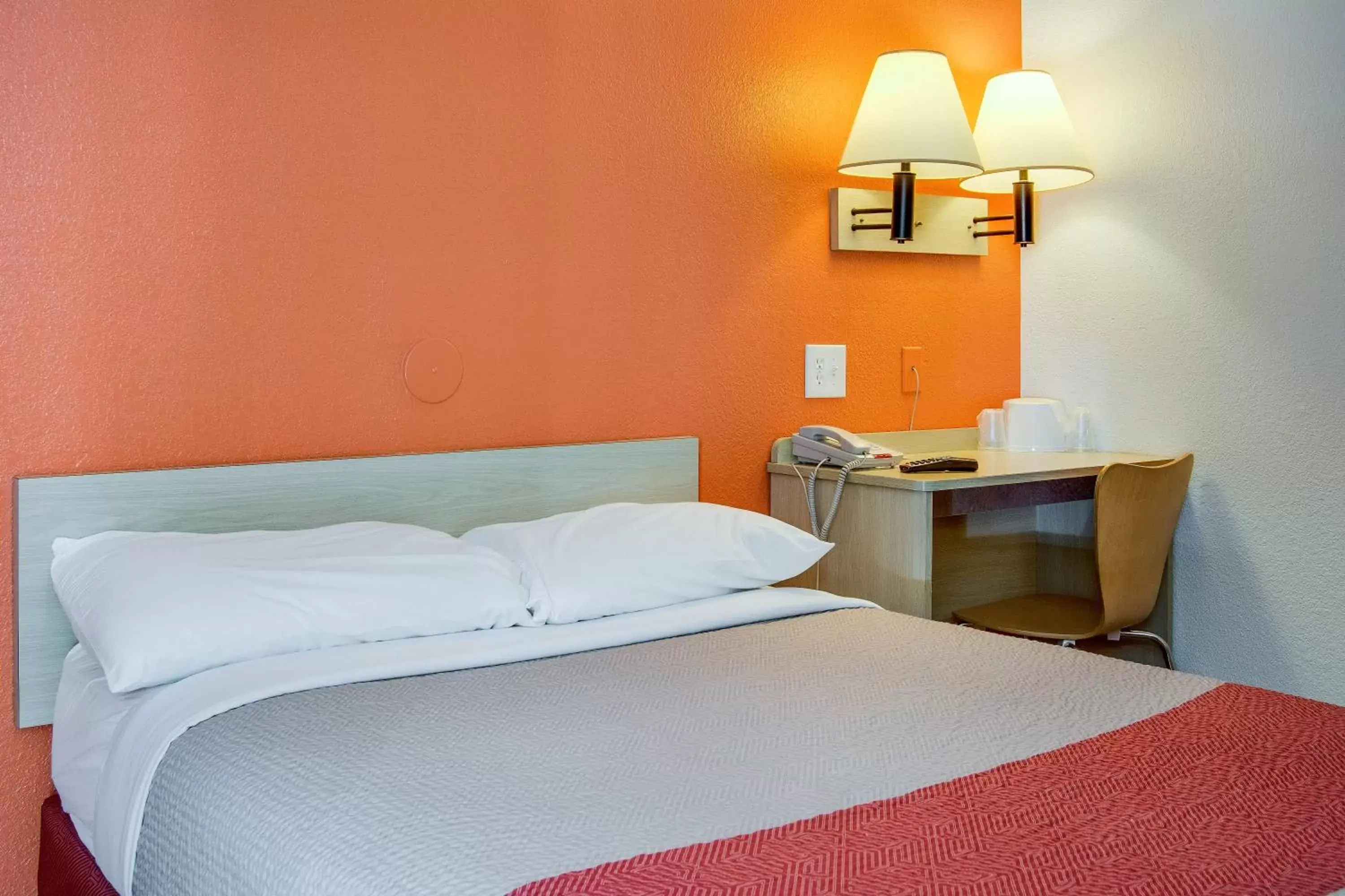 Bedroom, Bed in Motel 6-Kelso, WA - Mt. St. Helens
