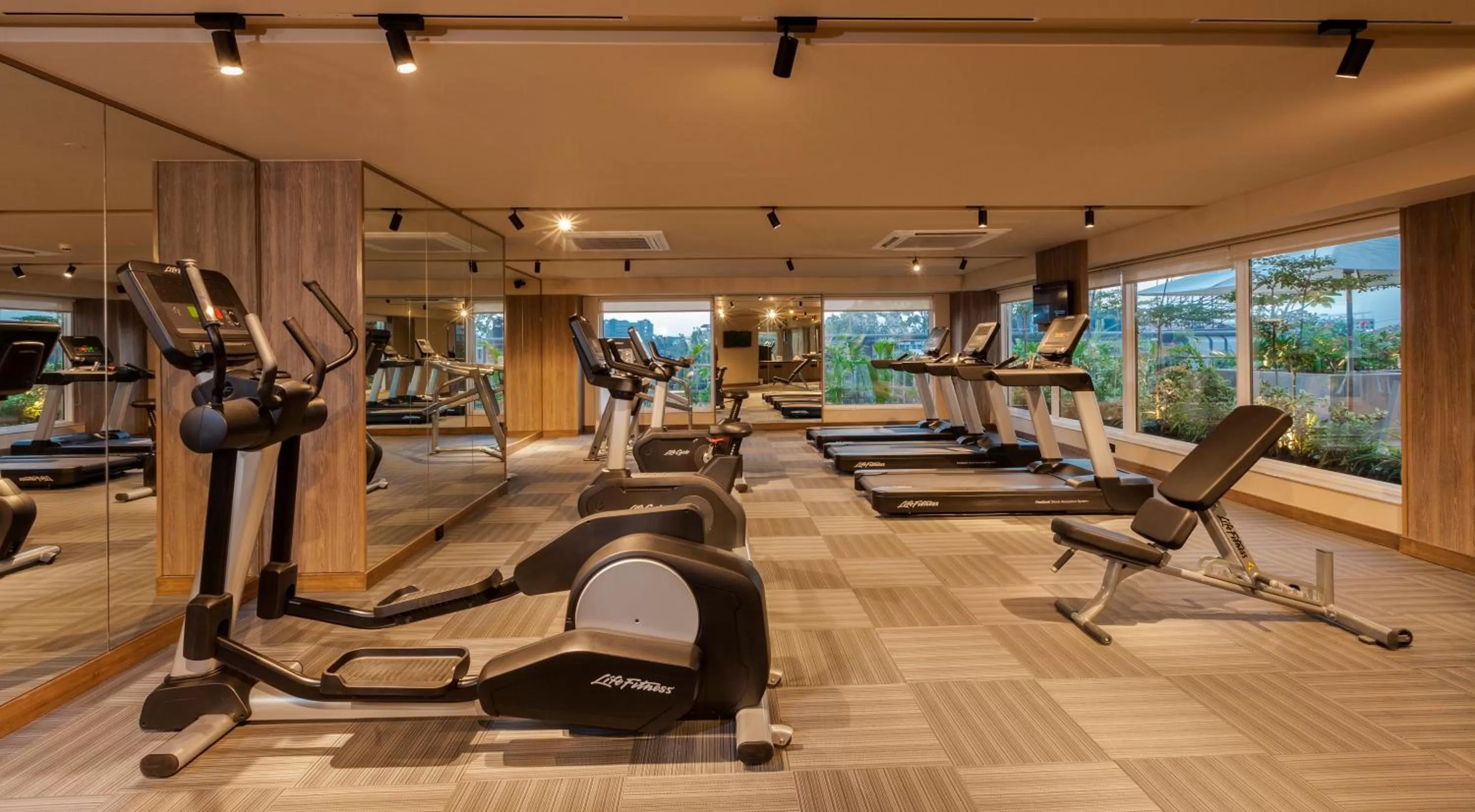 Fitness centre/facilities in Lemon Tree Premier City Center Pune