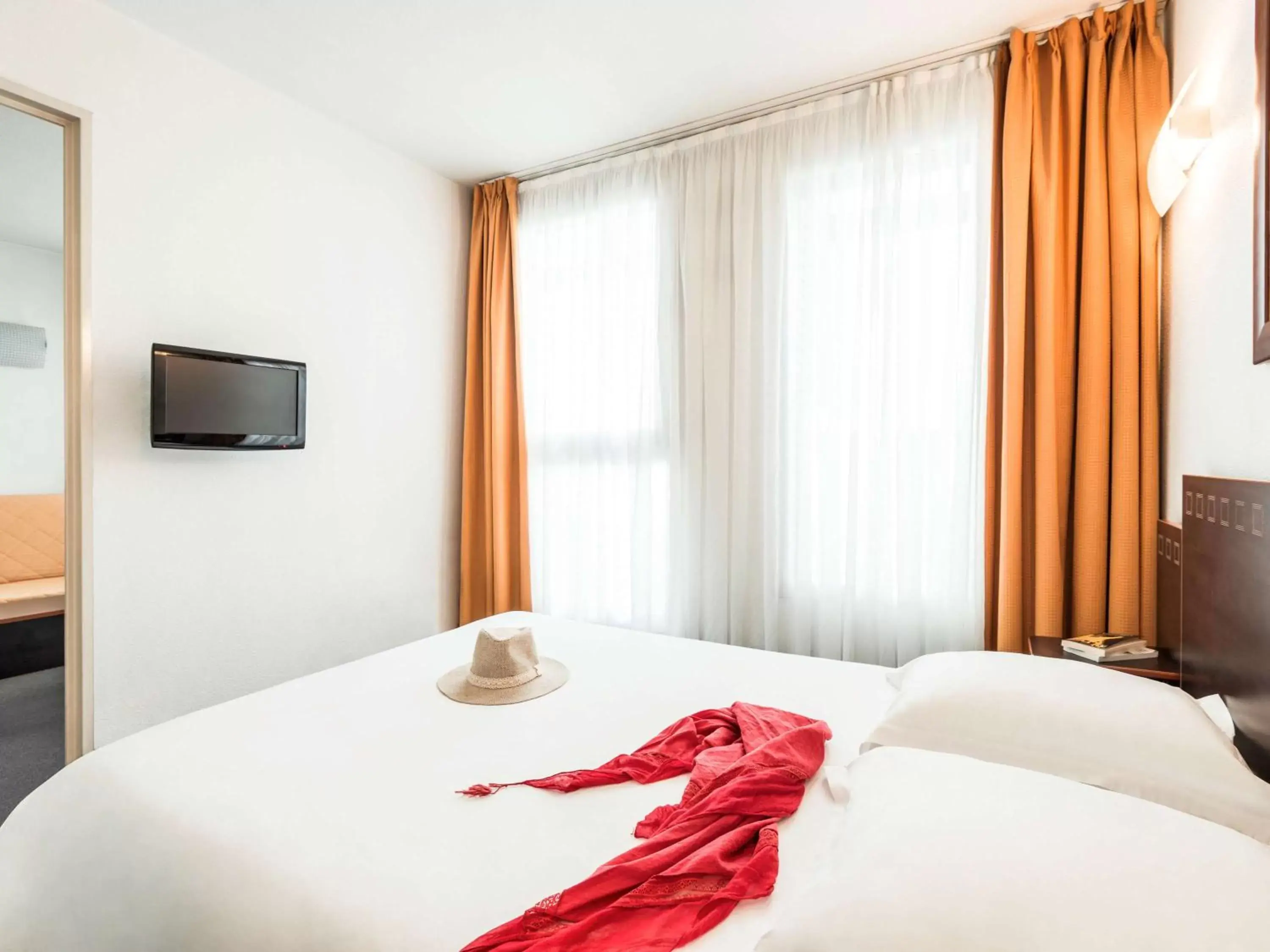 Photo of the whole room, Bed in Aparthotel Adagio Access Toulouse Jolimont