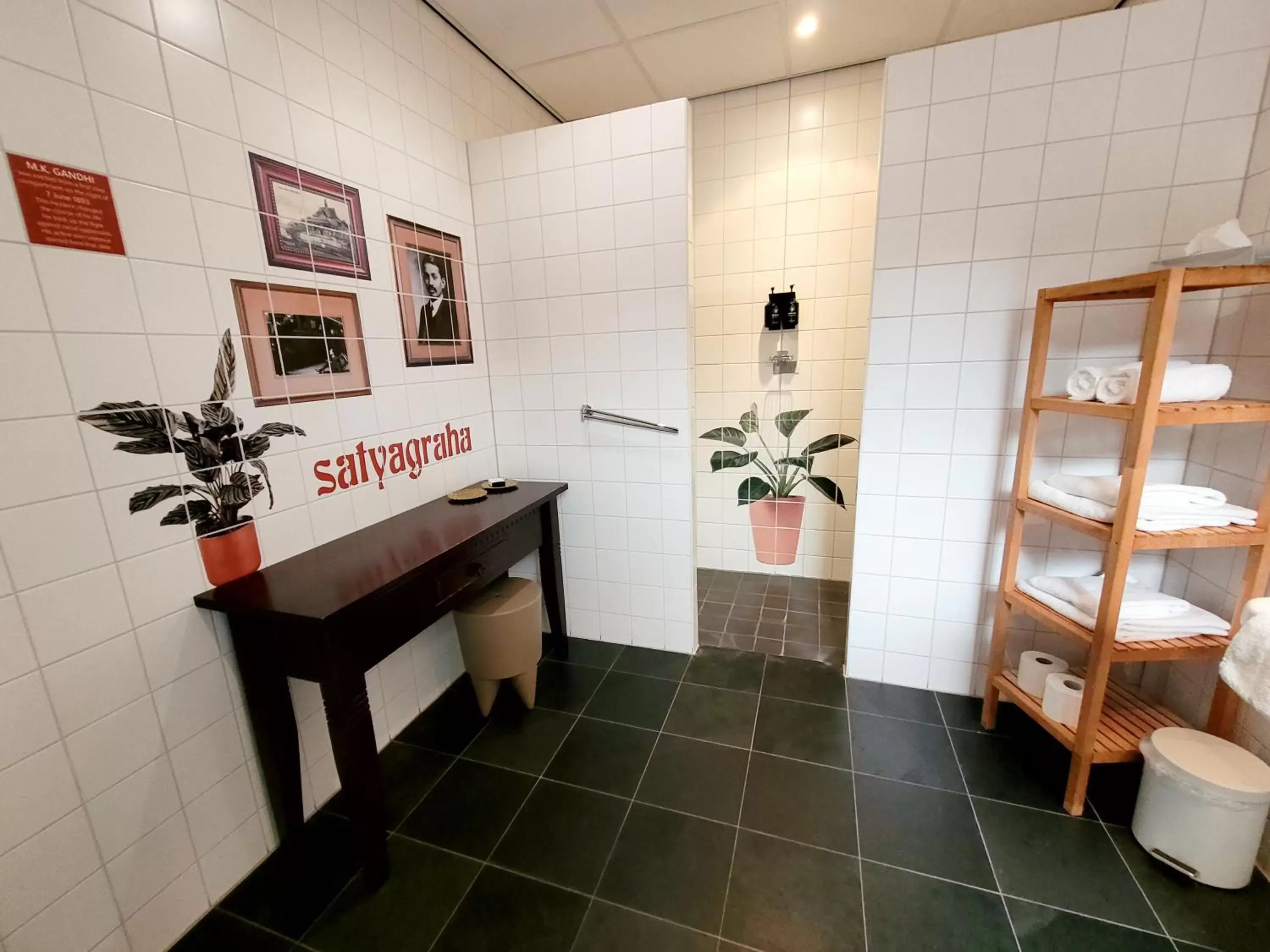 Shower, Bathroom in Hotel de Wereld