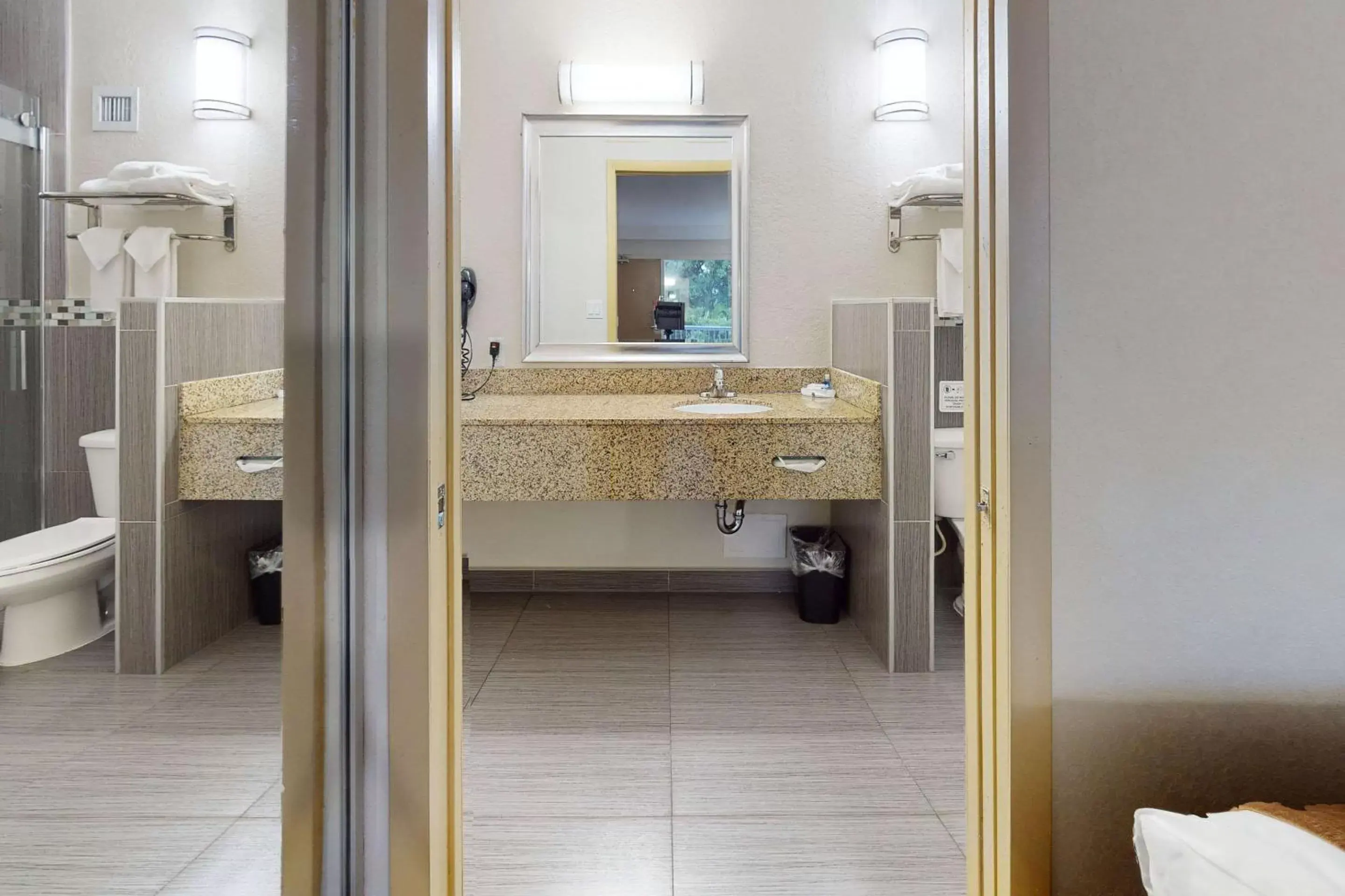 Bedroom, Bathroom in Rodeway Inn & Suites Fort Lauderdale Airport & Cruise Port