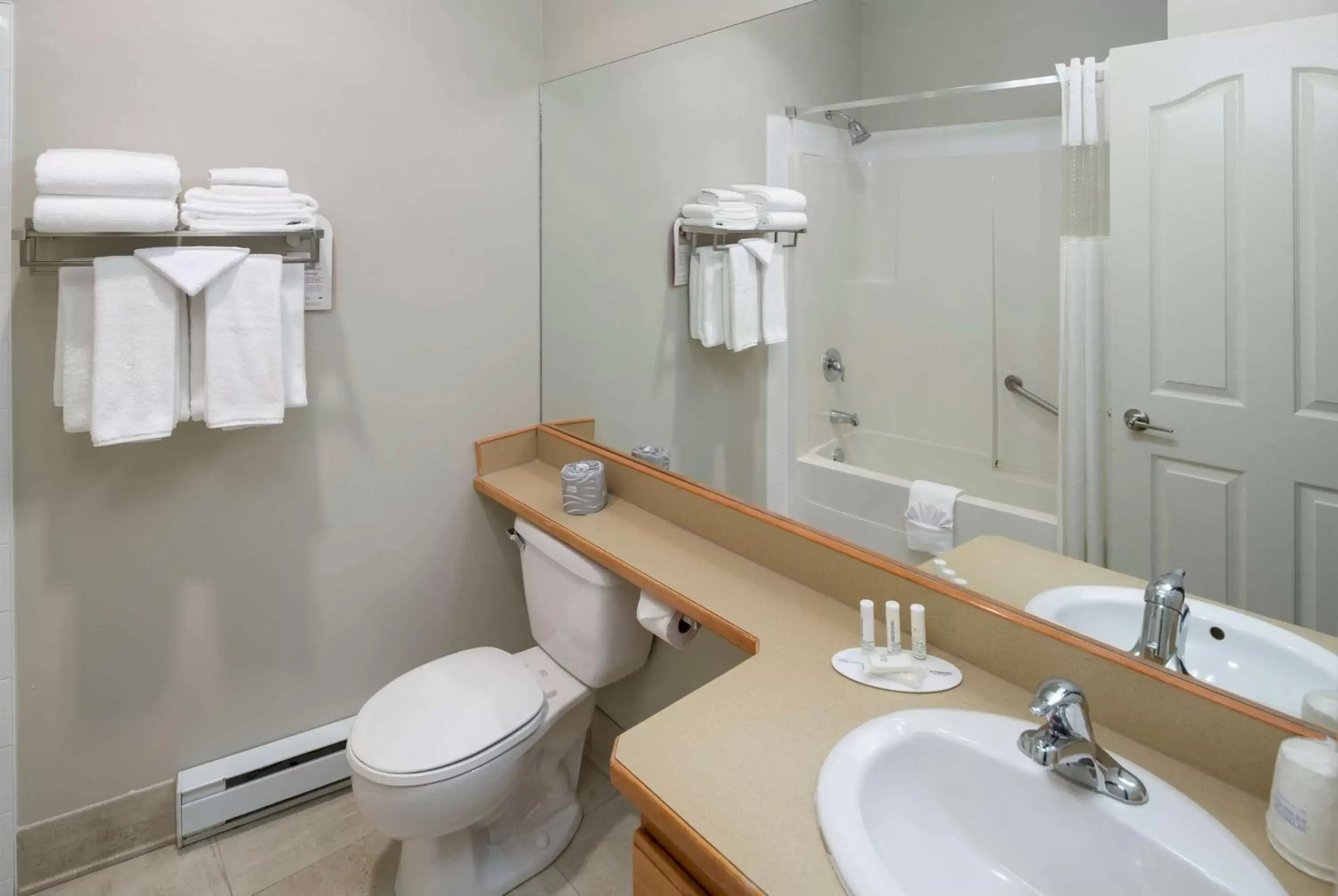 TV and multimedia, Bathroom in Ramada by Wyndham Penticton Hotel & Suites