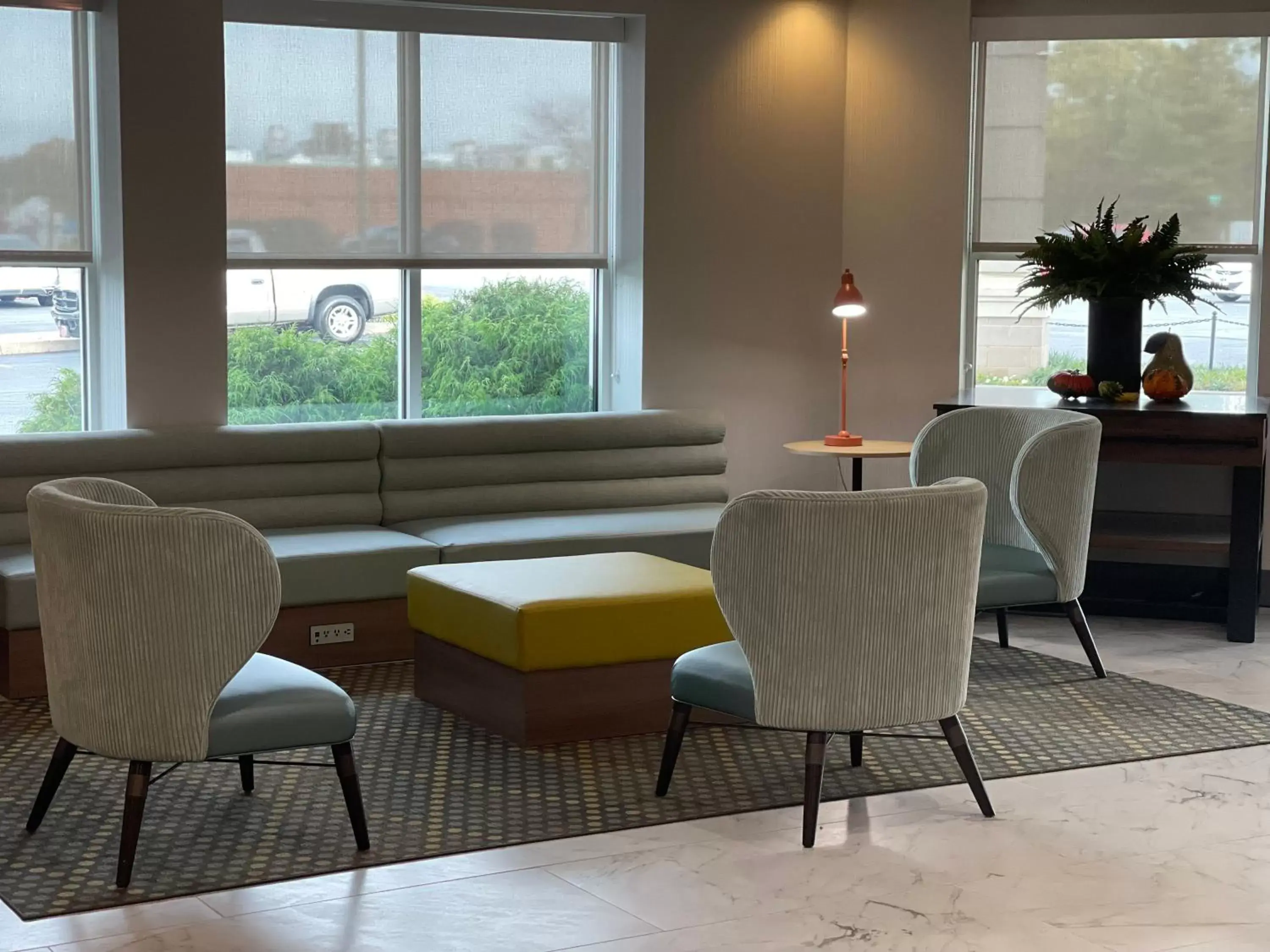 Lobby or reception, Seating Area in Holiday Inn Martinsburg, an IHG Hotel