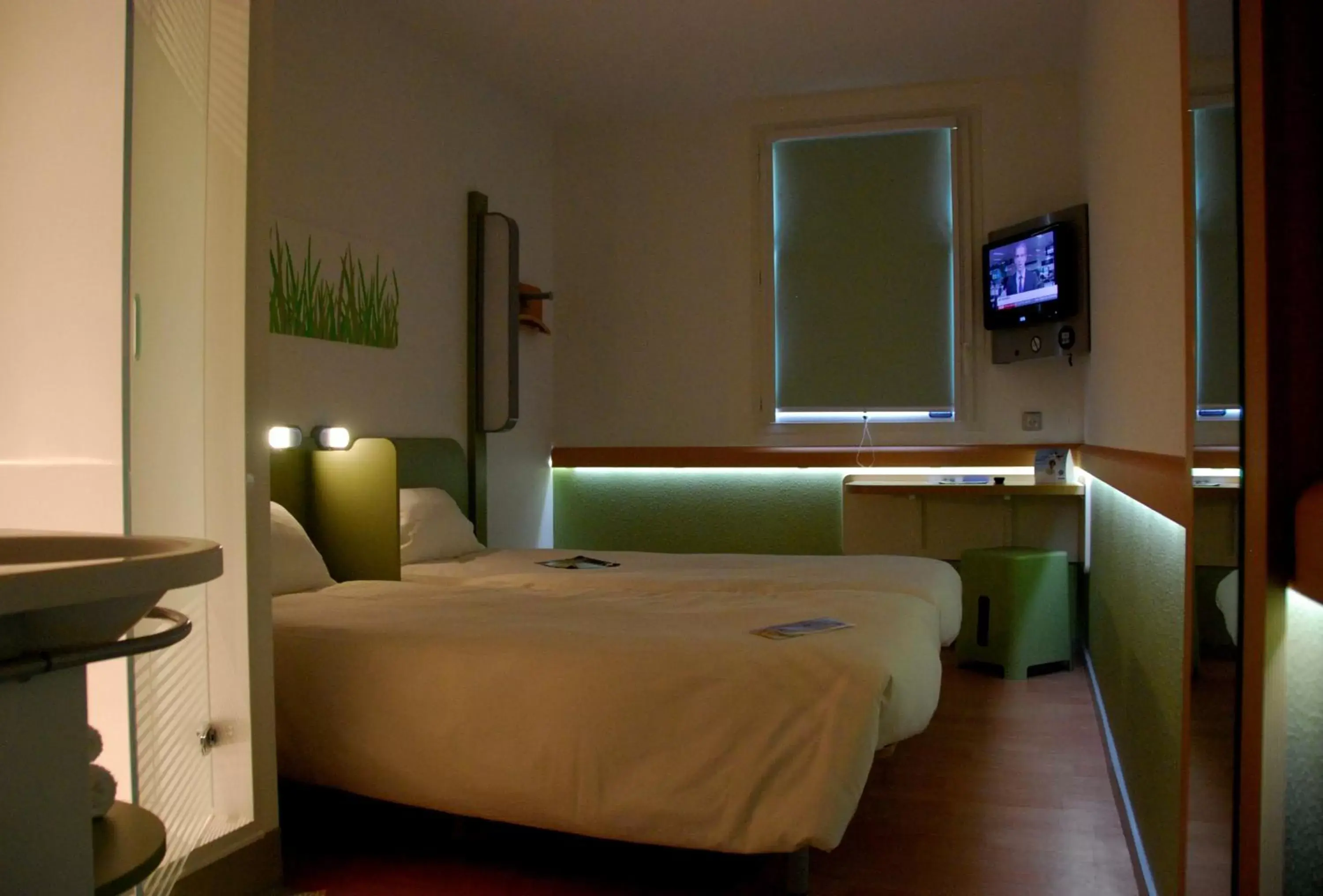 Bed in Ibis Budget Roanne Hôtel