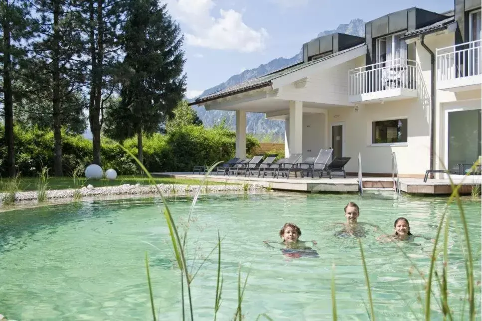 Garden, Swimming Pool in Momentum Hotel