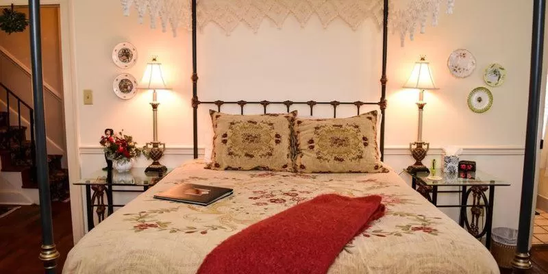 Bed in The Richard Johnston Inn & 1890 Caroline House