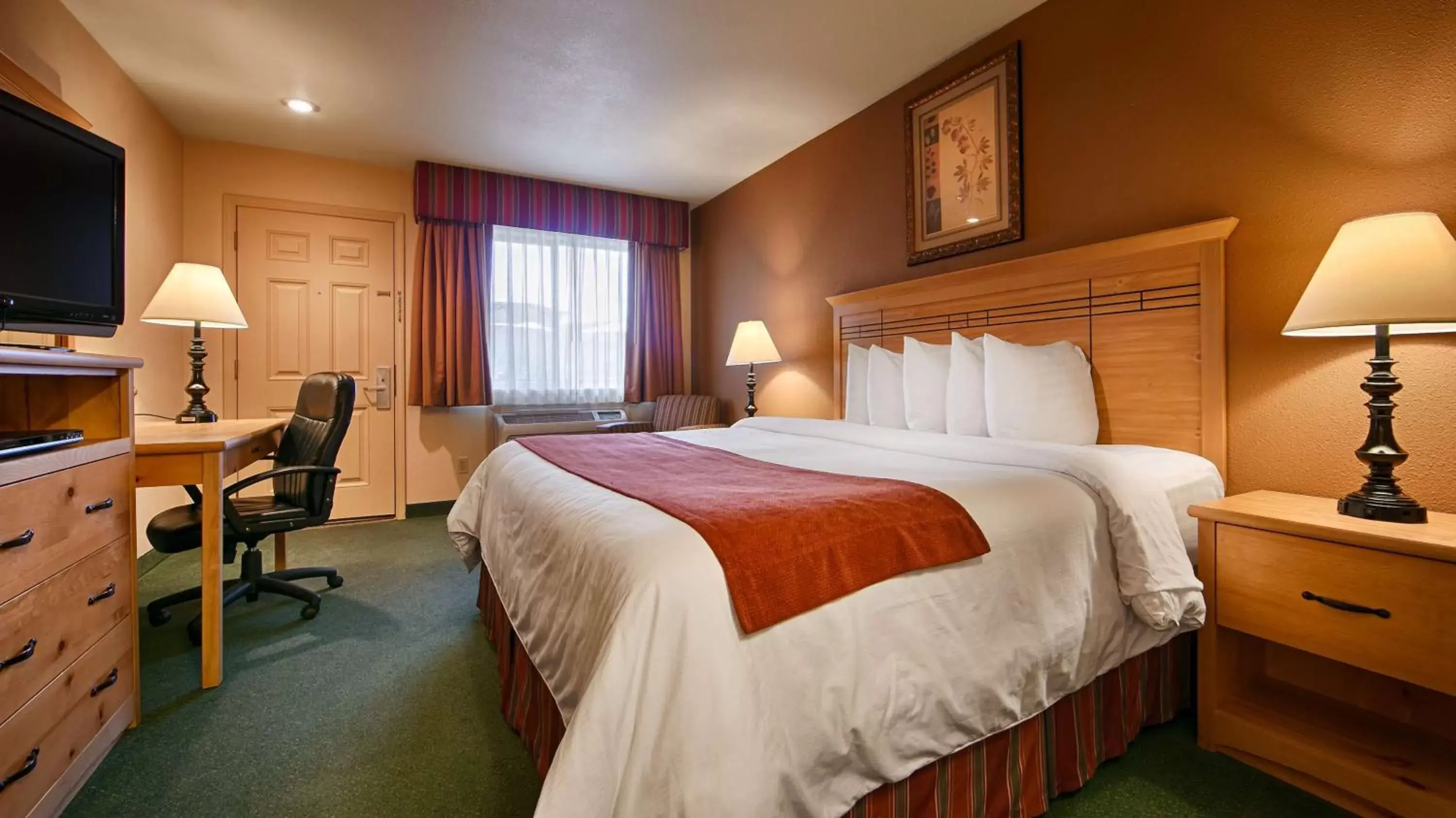 Photo of the whole room, Bed in BEST WESTERN PLUS Hartford Lodge