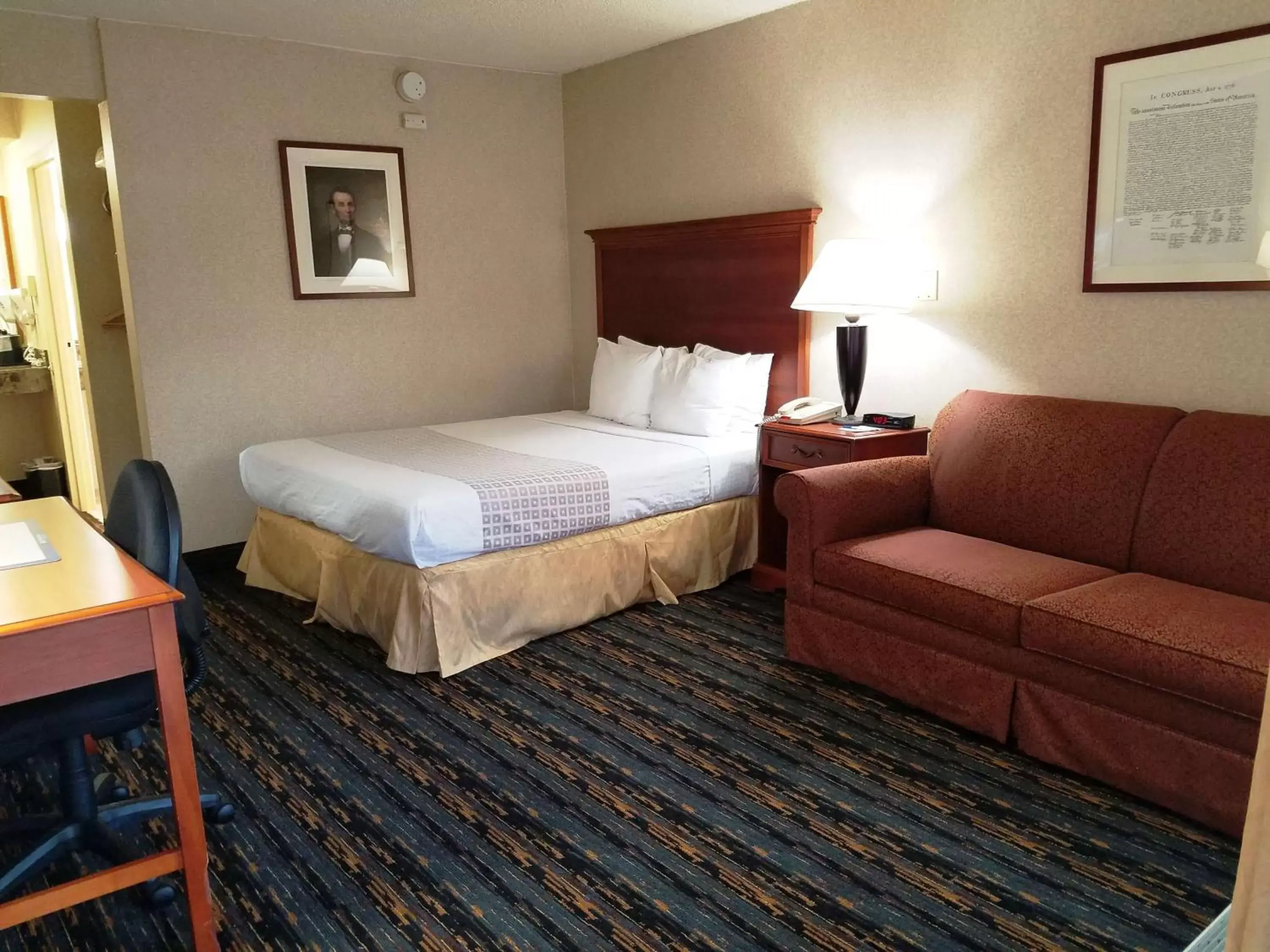 Photo of the whole room, Bed in Best Western Fairfax City