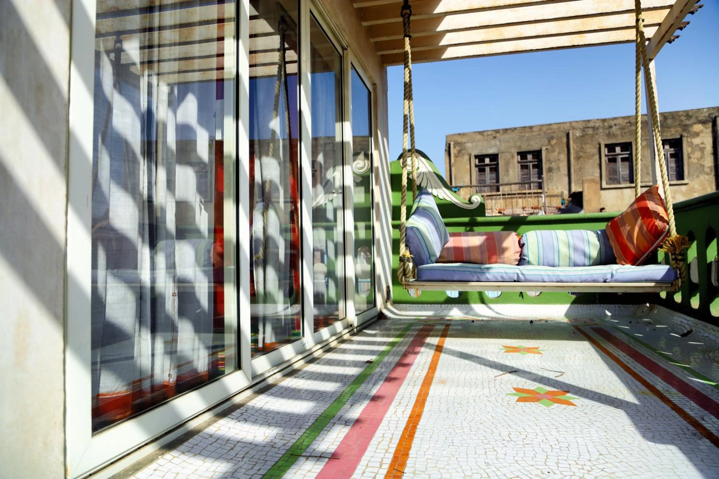 Balcony/Terrace in Mangaldas Ni Haveli II by The House of MG