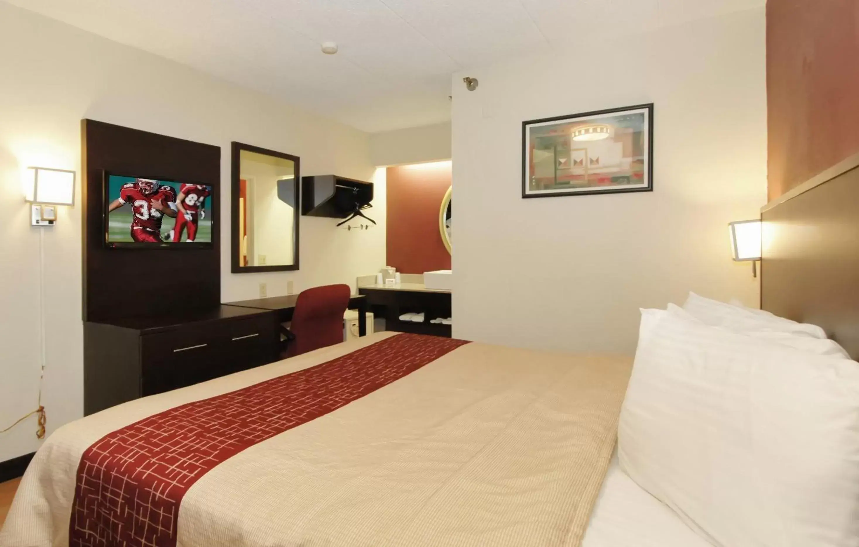 Photo of the whole room, Room Photo in Red Roof Inn PLUS Chicago - Hoffman Estates