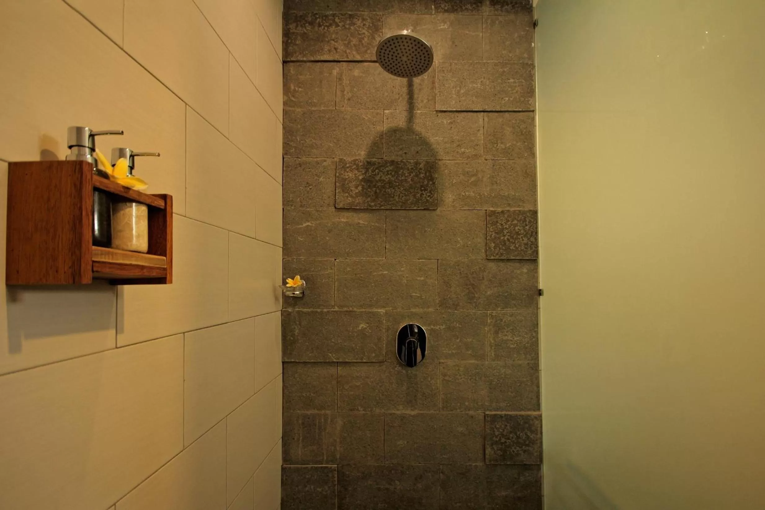 Bathroom in Mina Pelasa Hotel