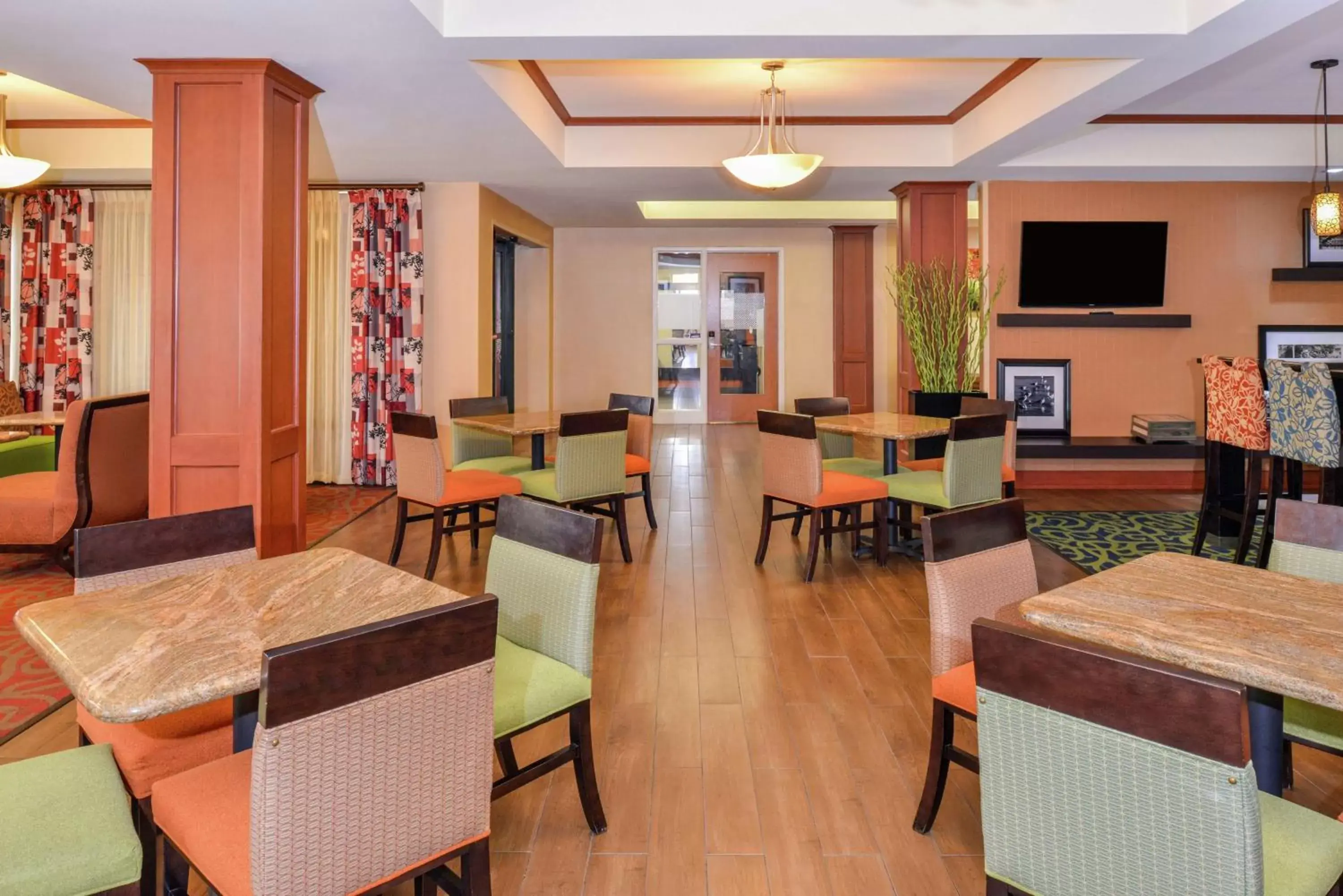 Lobby or reception, Restaurant/Places to Eat in Hampton Inn Martinsburg