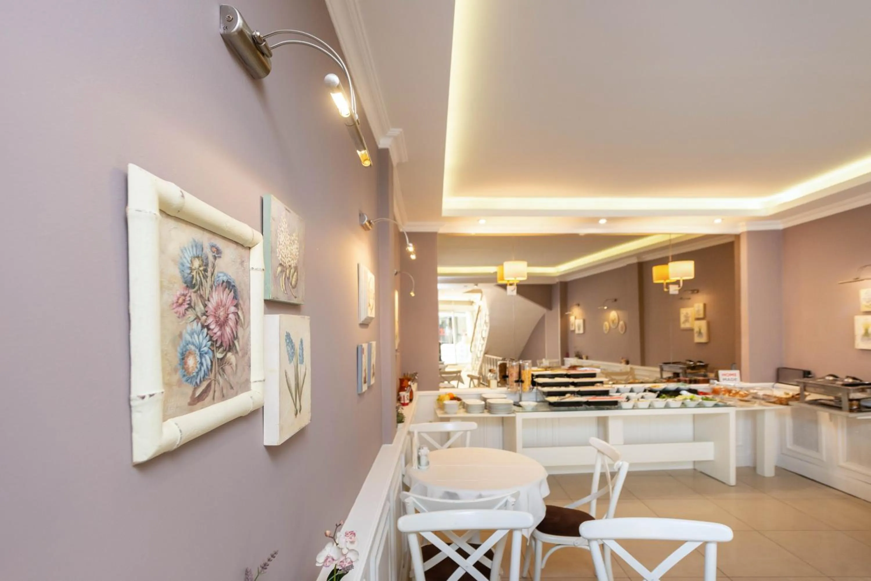 Restaurant/places to eat in Mr. Bird Hotel