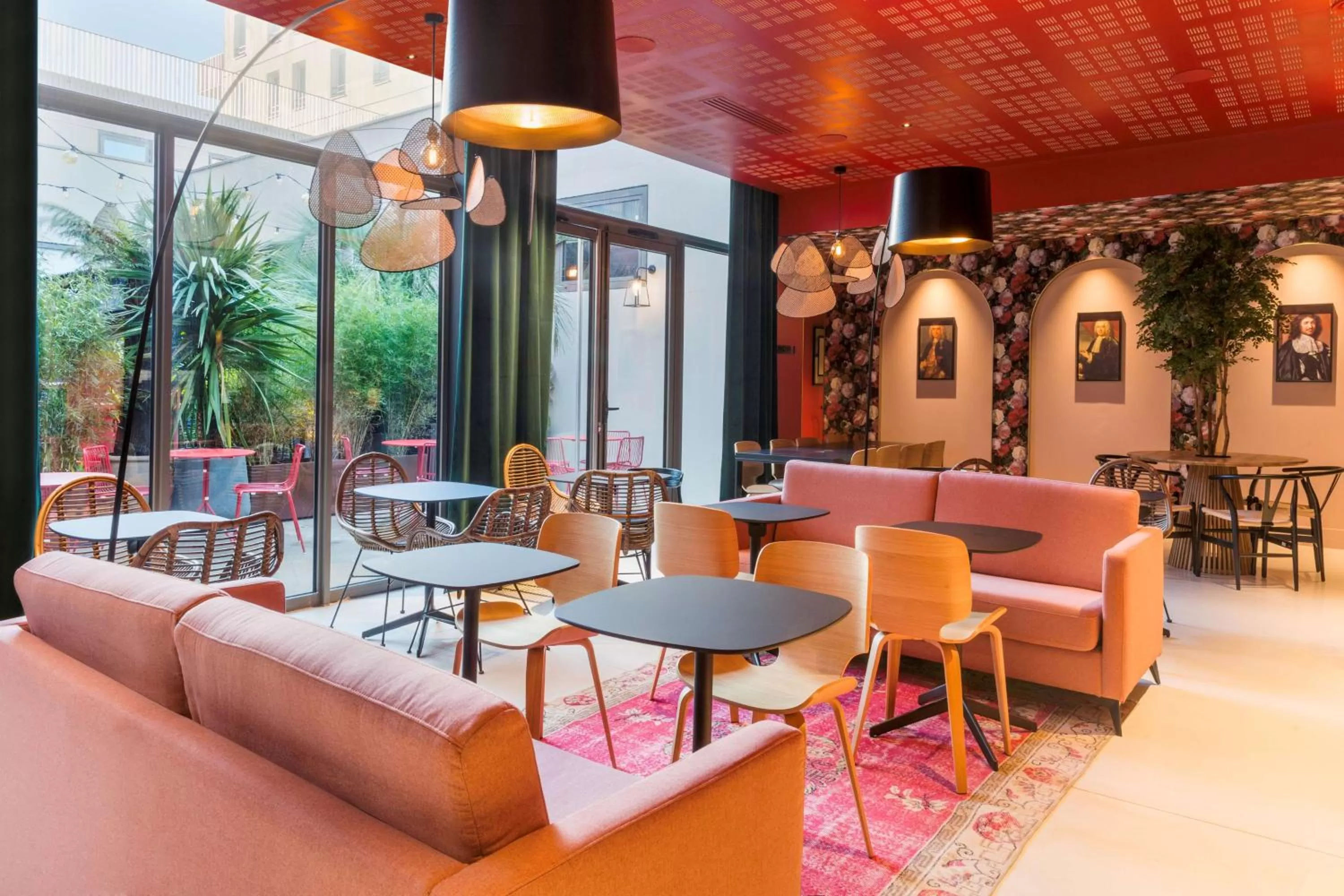 Lounge or bar in Aiden by Best Western Lorient Centre