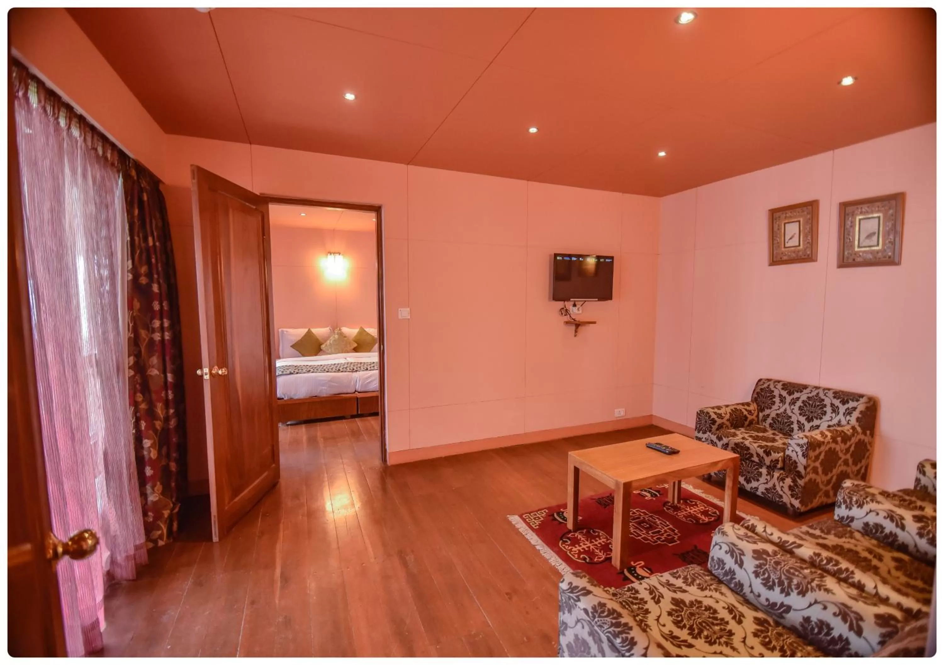 Living room, Seating Area in Cedar Inn