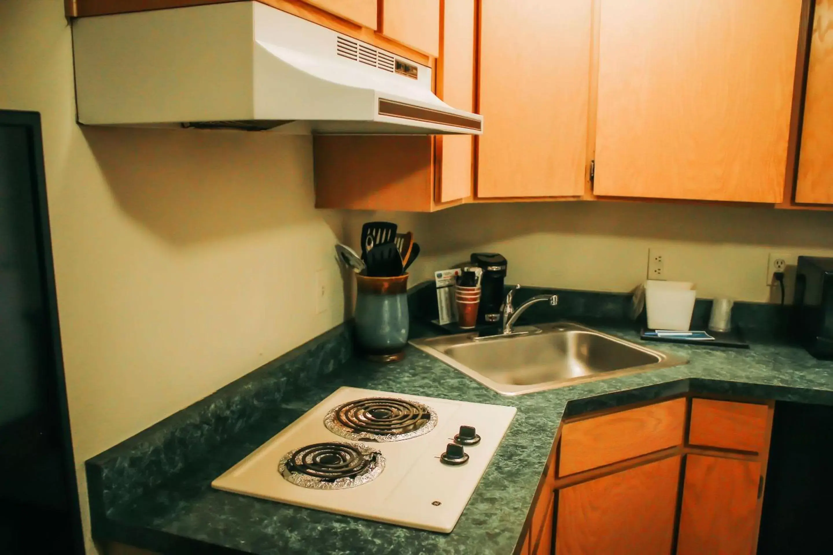 Photo of the whole room, Kitchen/Kitchenette in Rodeway Inn & Suites Lake Havasu City