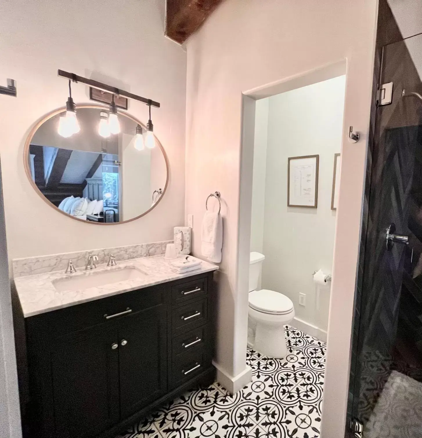 Shower, Bathroom in Alaskan Inn and Spa