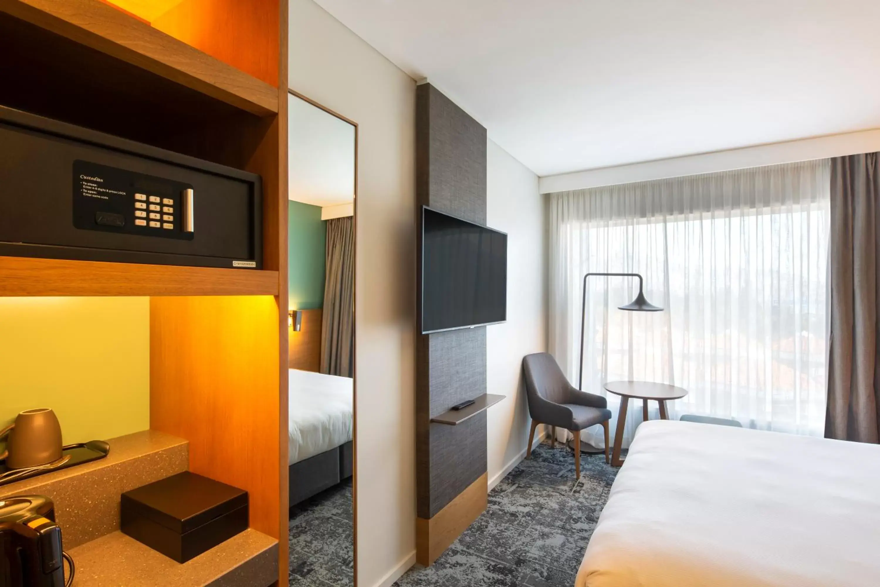 hair dresser, Bed in Holiday Inn Express & Suites Queenstown, an IHG Hotel