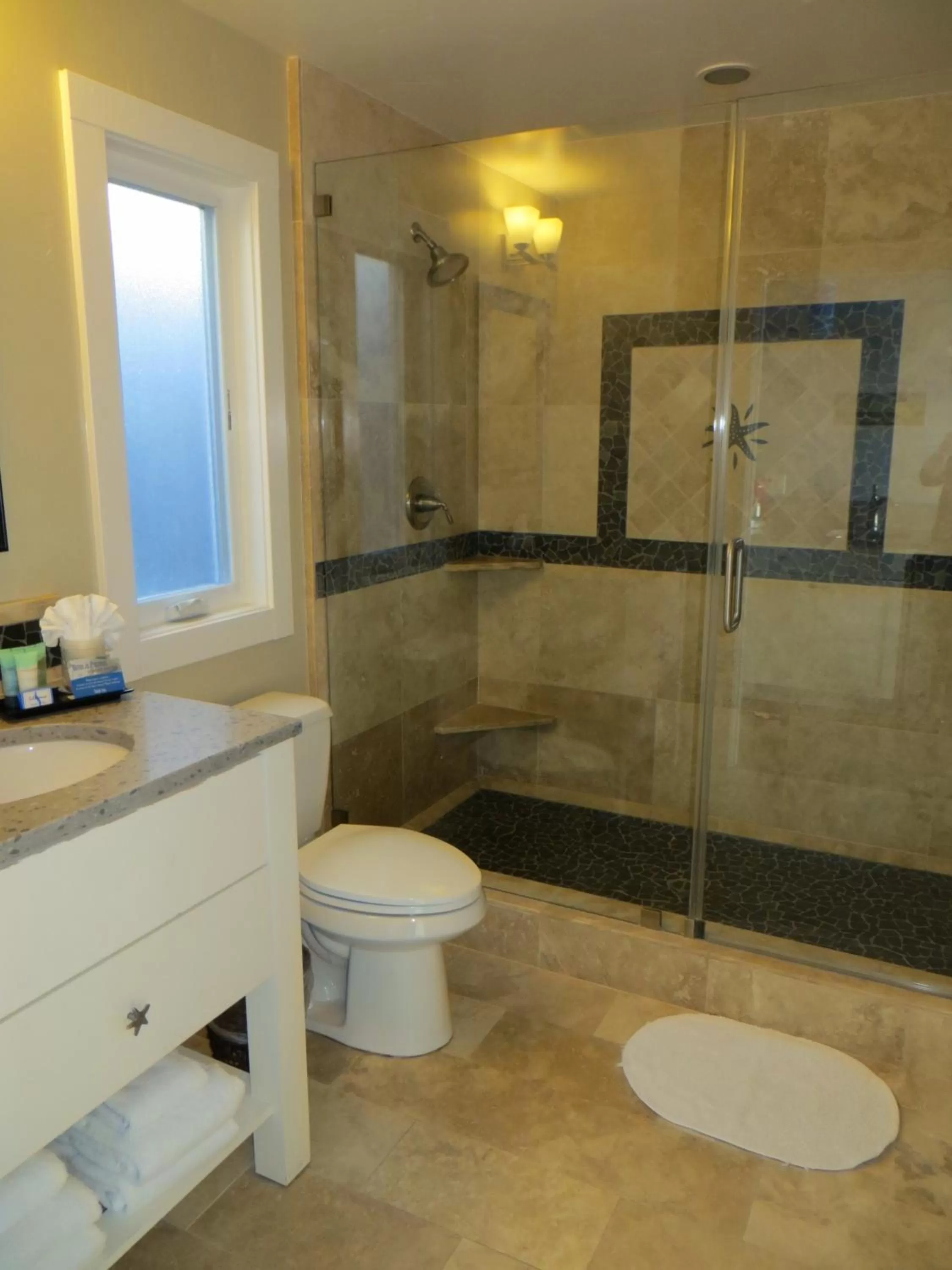 Shower in Beach Street Inn and Suites