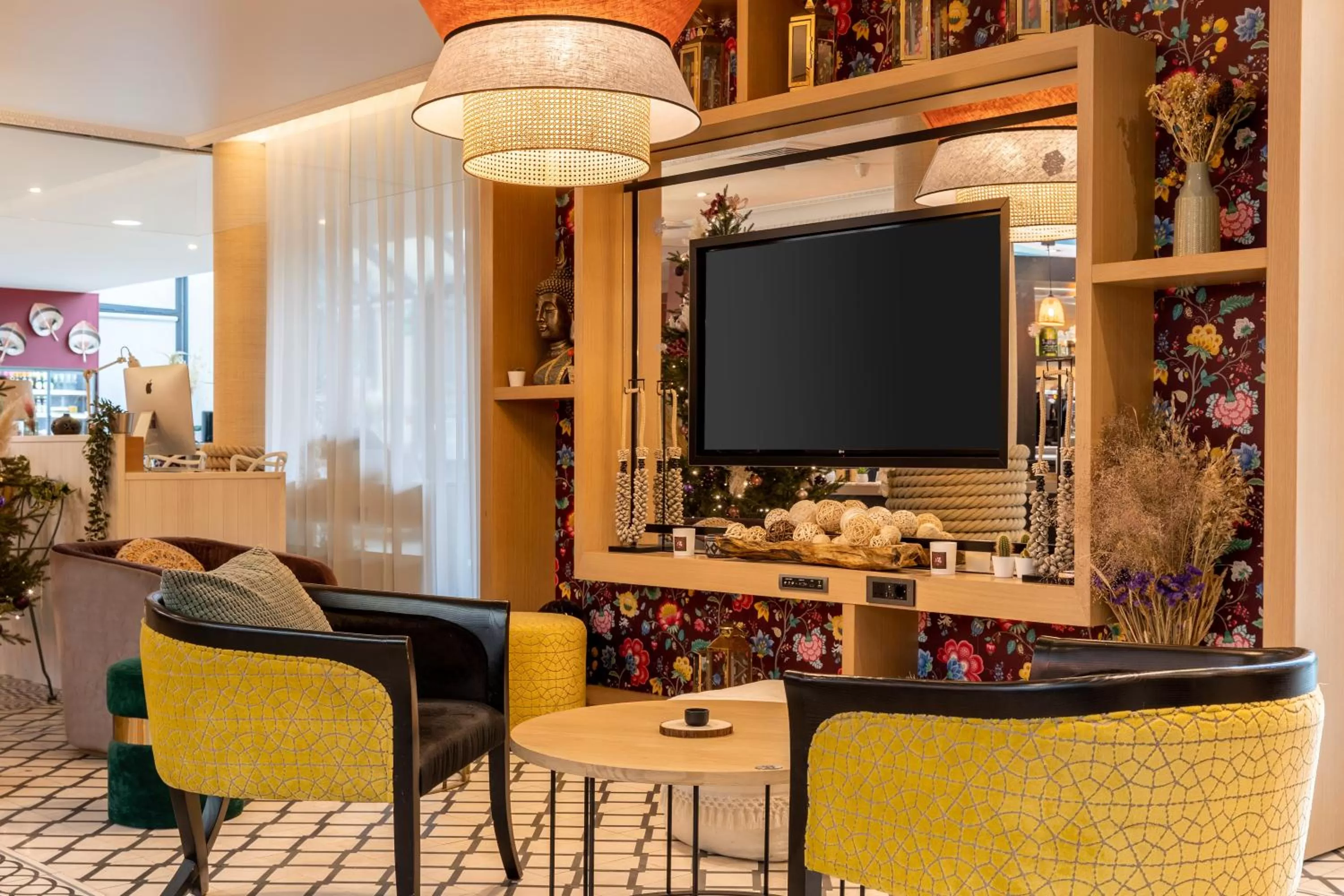 Communal lounge/ TV room in Aiden by Best Western Paris Roissy CDG