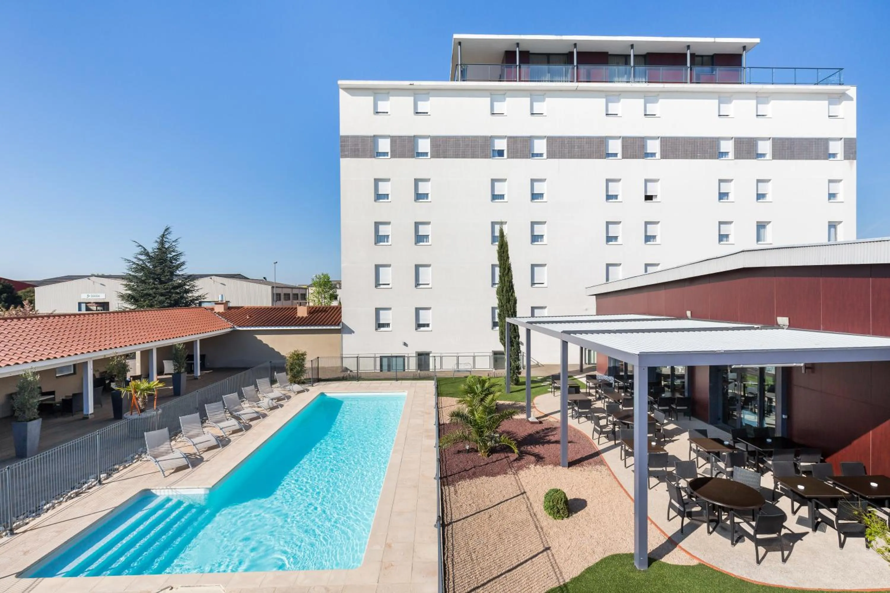 Swimming pool in Hotel Gatsby by HappyCulture