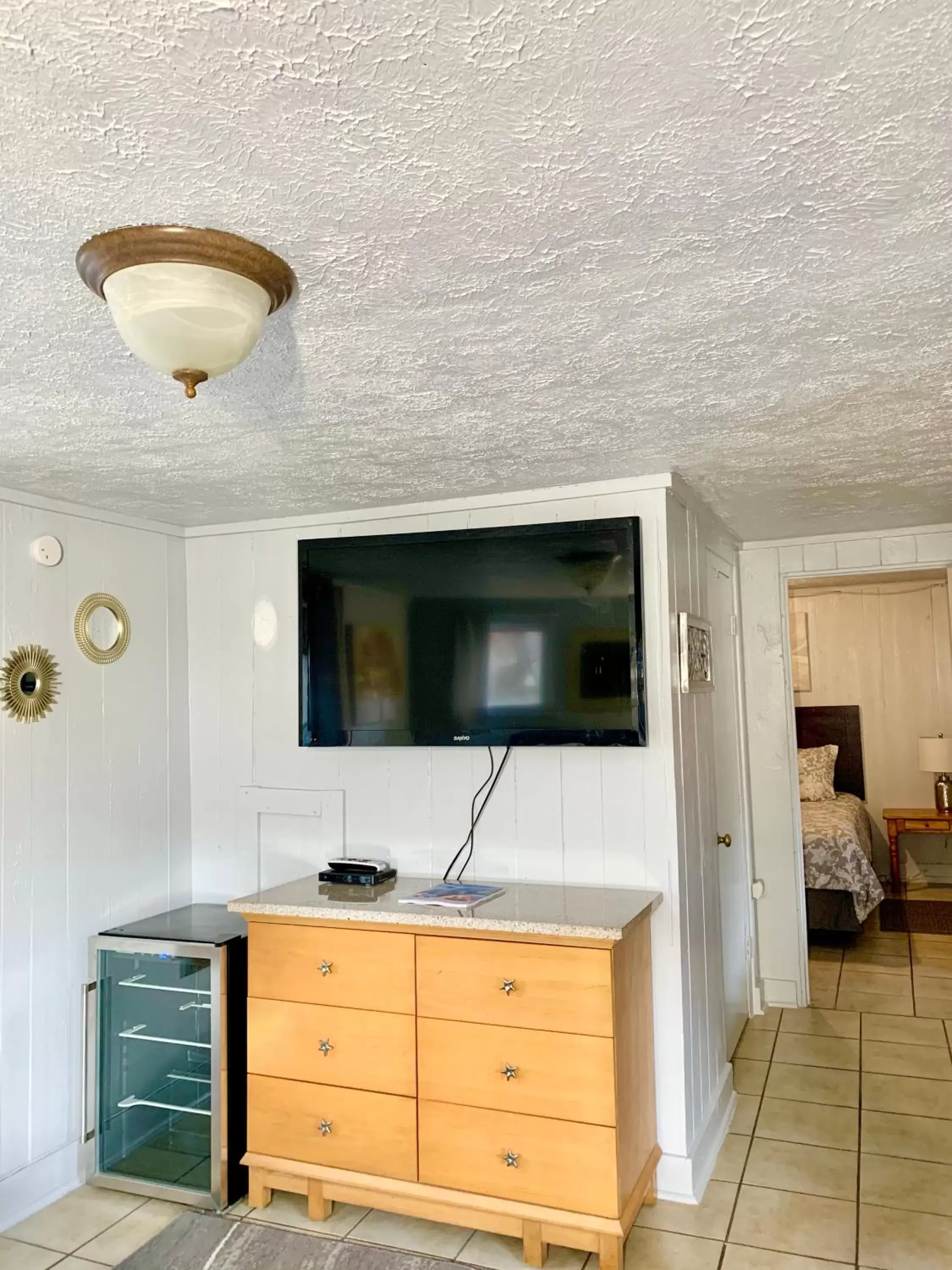 Communal lounge/ TV room, TV/Entertainment Center in Spring Creek Hotel