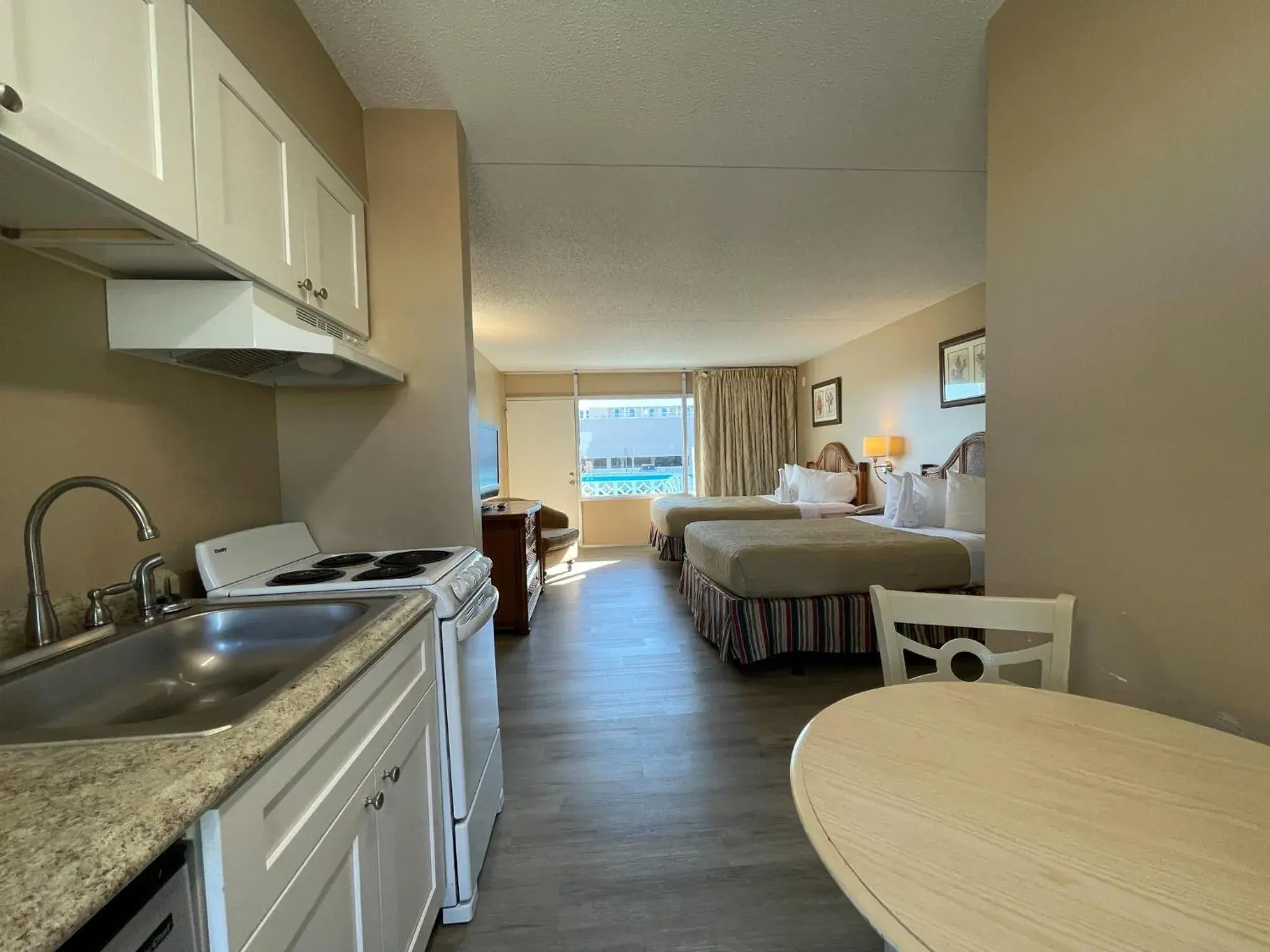 Kitchen/Kitchenette in Polynesian Oceanfront Hotel