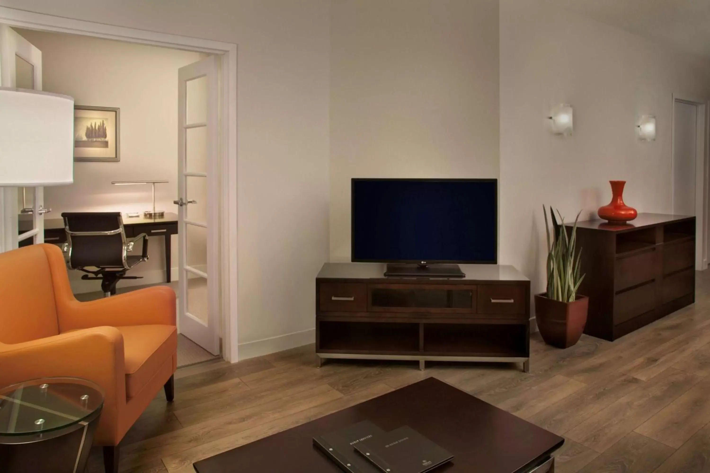 Bedroom, TV/Entertainment Center in Hilton Suites Toronto-Markham Conference Centre & Spa