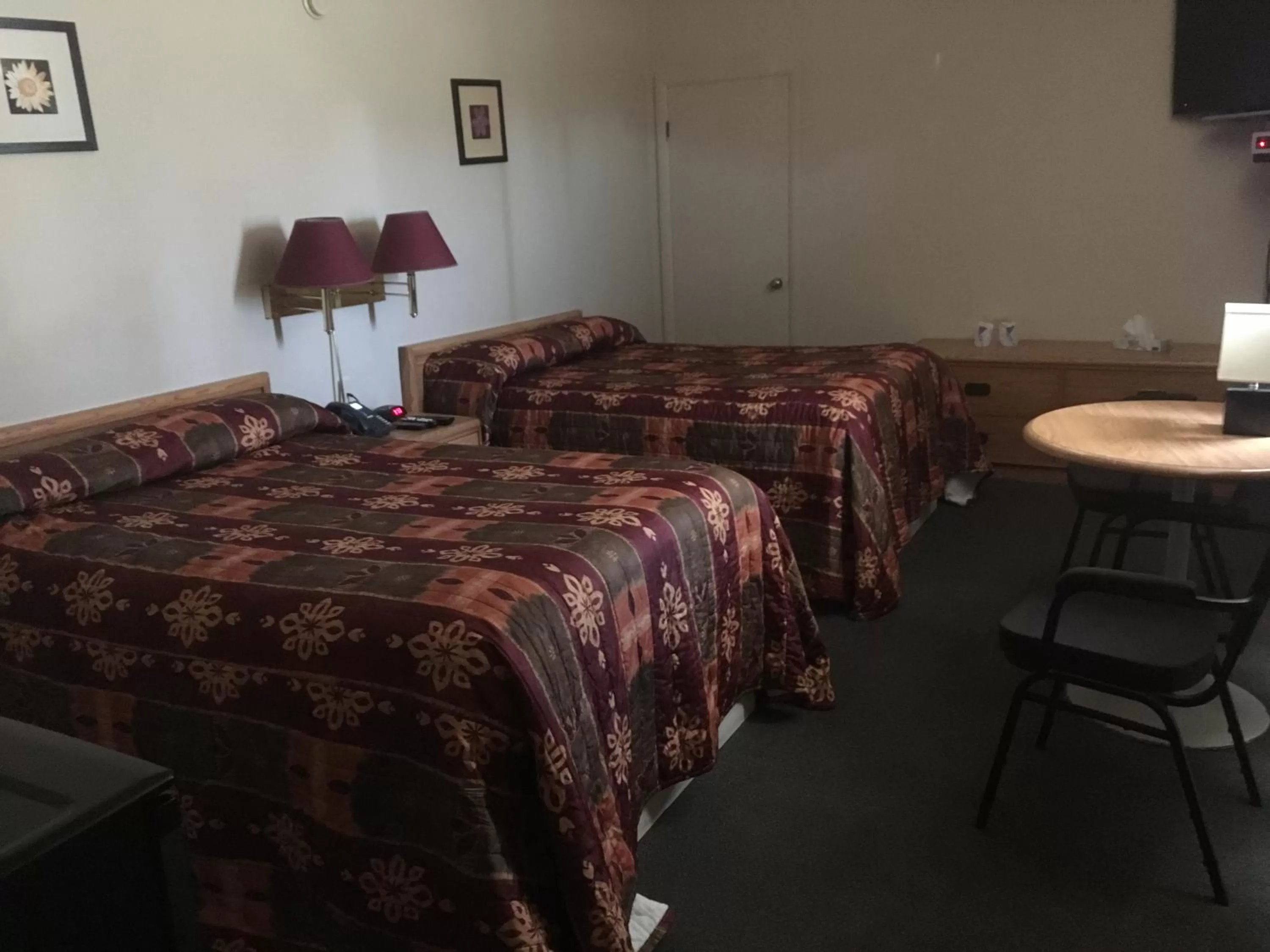 Photo of the whole room, Bed in Fundy Spray Motel