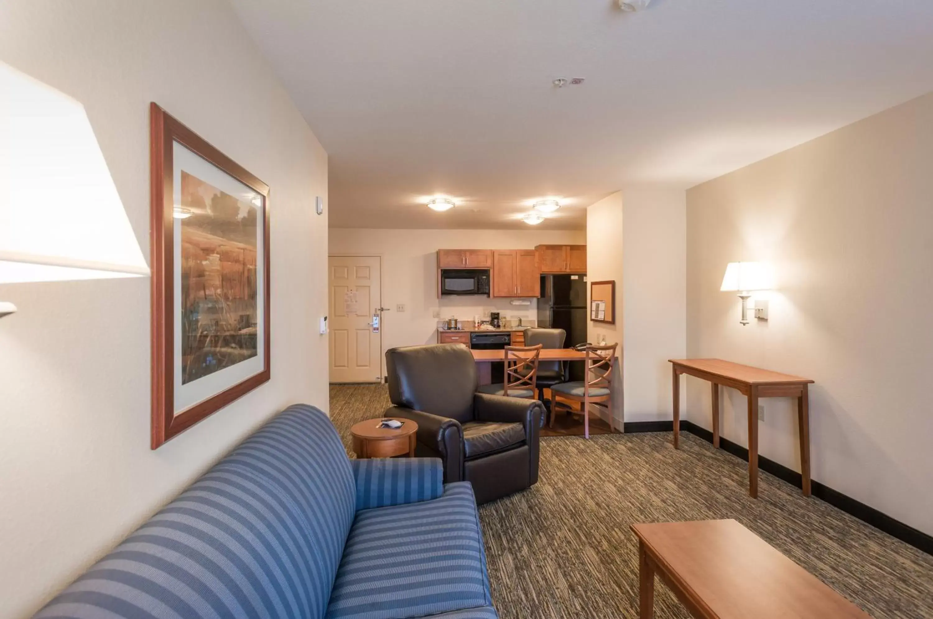 Photo of the whole room, Seating Area in Candlewood Suites Mobile-Downtown, an IHG Hotel