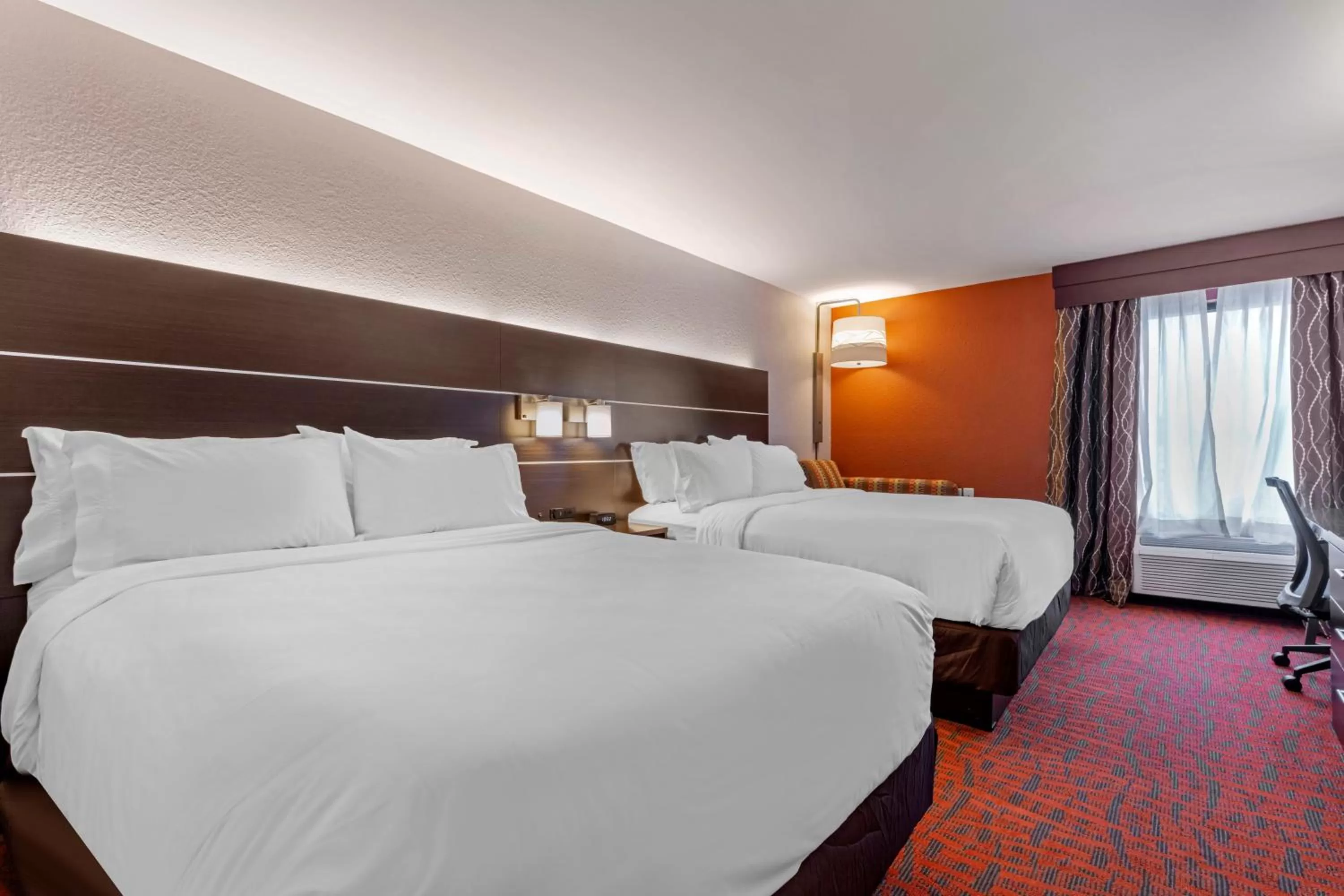 Photo of the whole room, Bed in Holiday Inn Express Metropolis by IHG