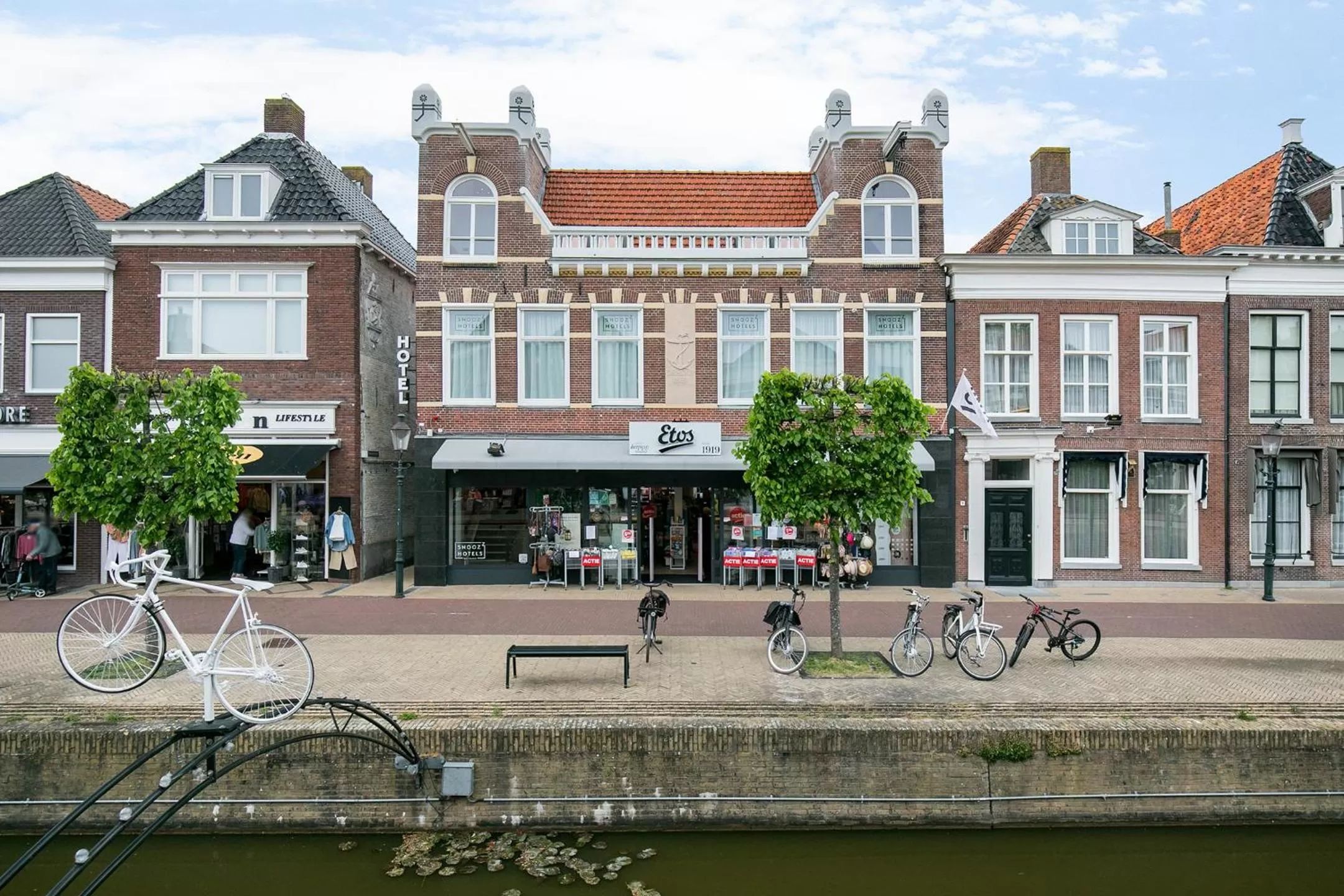 Property building in Snoozz Hotels Bolsward Boutique hotel zonder receptie met digitale sleutel