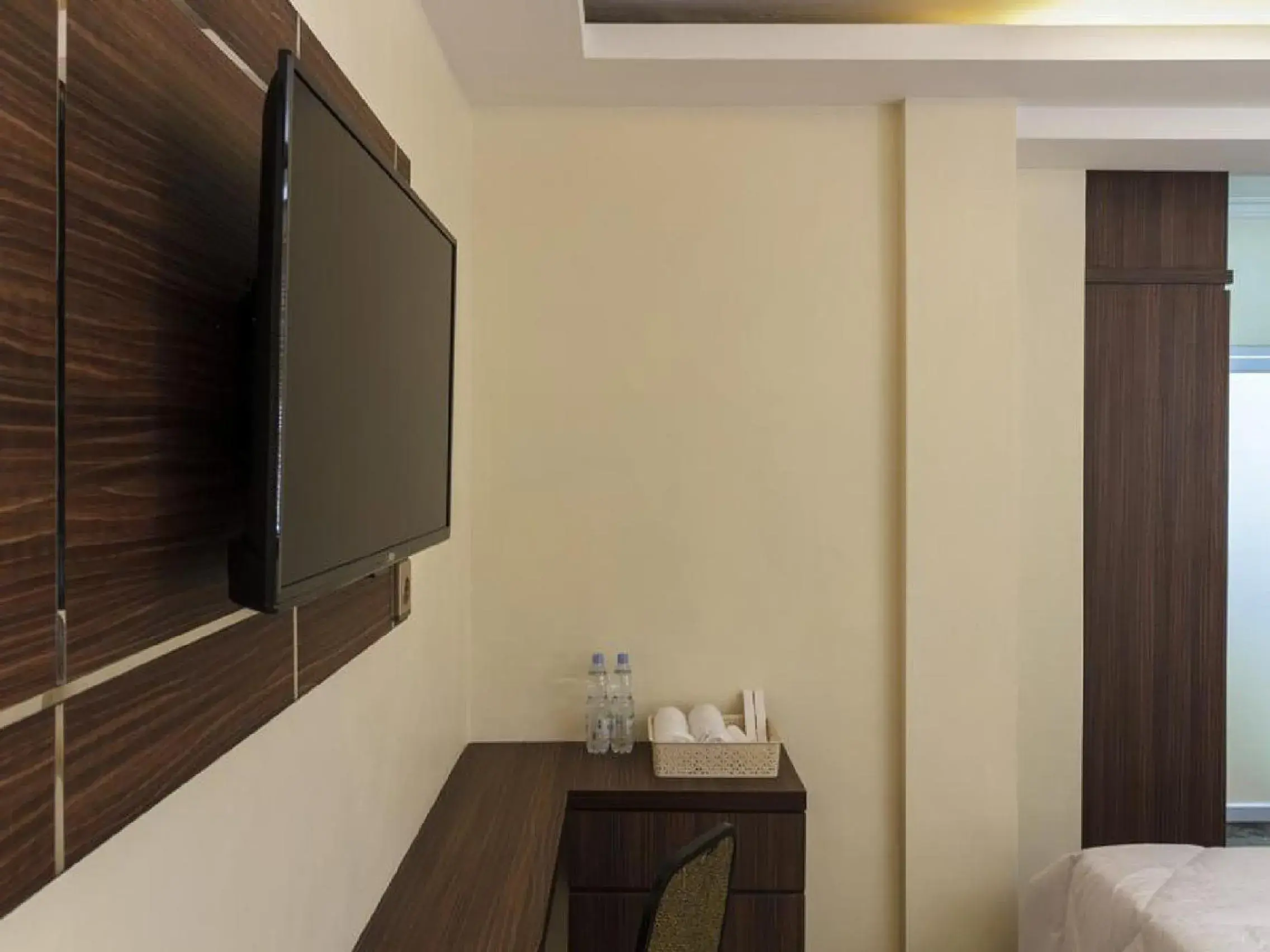 Bedroom, TV/Entertainment Center in RedDoorz Plus @ Boulevard Panakkukang