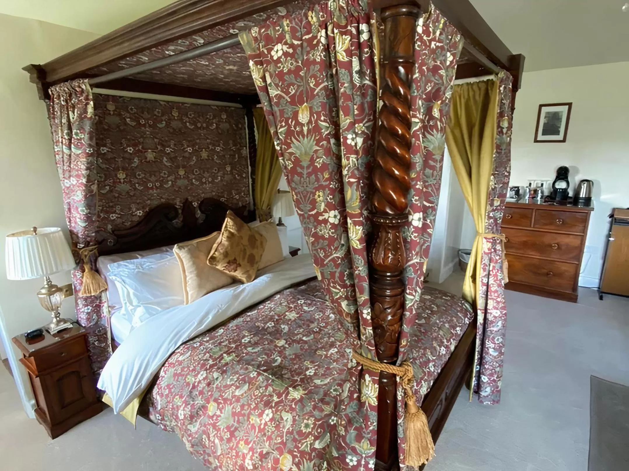 Bed in Plas Tan-Yr-Allt Historic Country House B&B