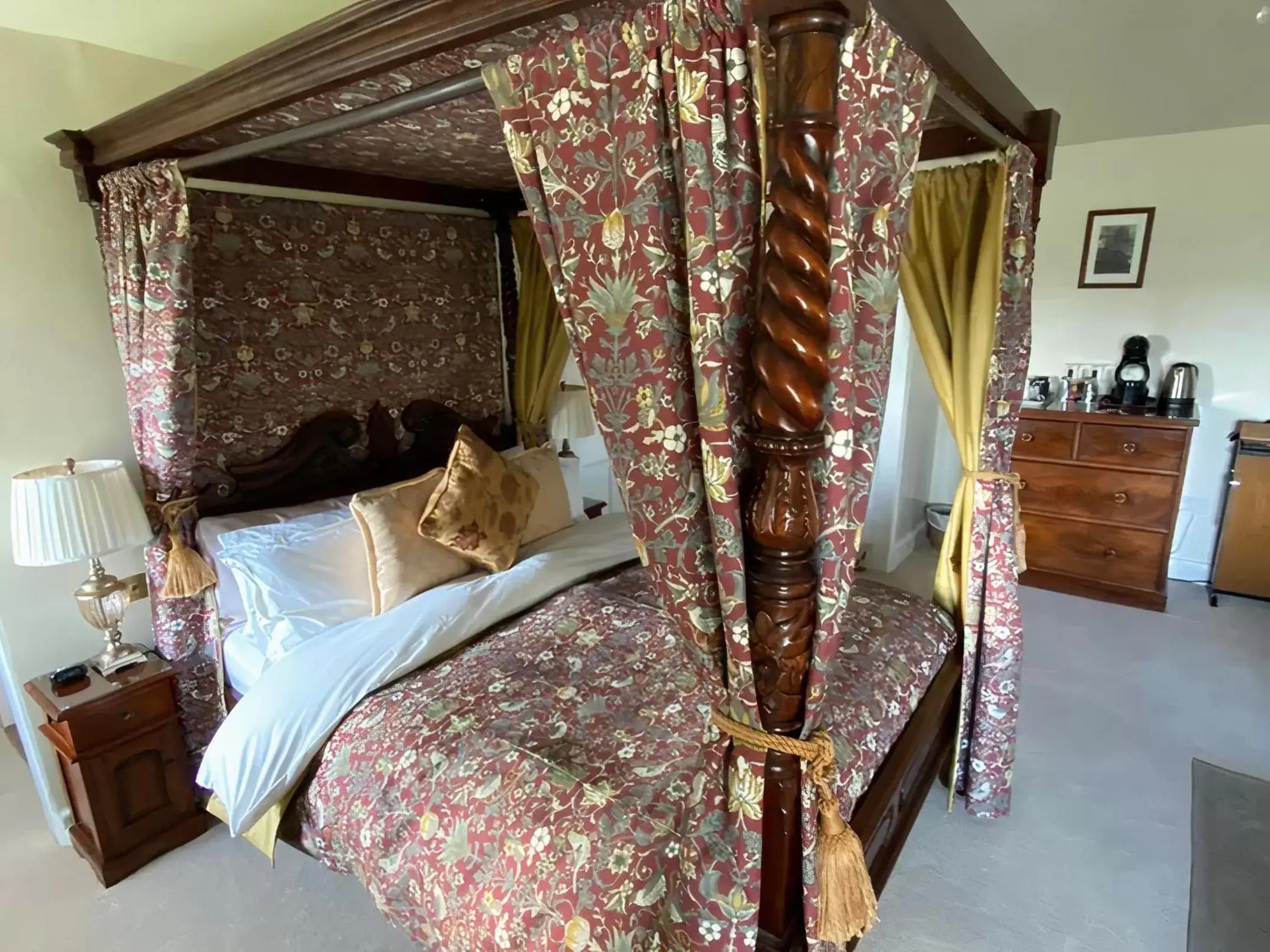 Bed in Plas Tan-Yr-Allt Historic Country House & Estate