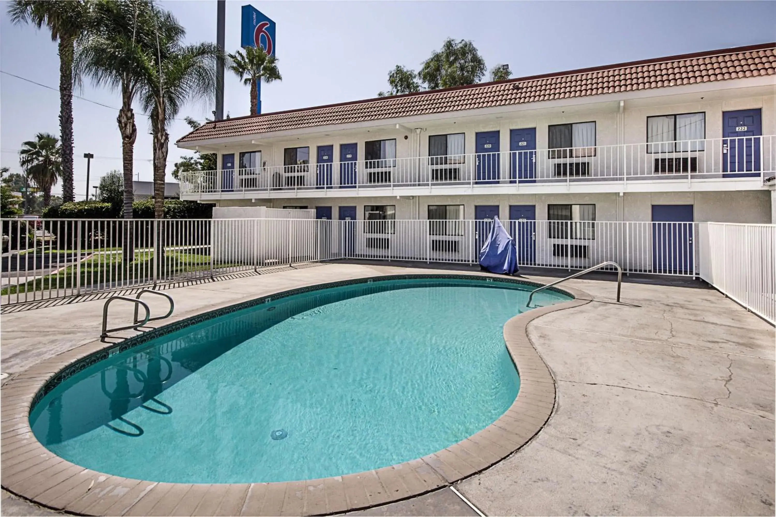 Day, Property Building in Motel 6-Fresno, CA