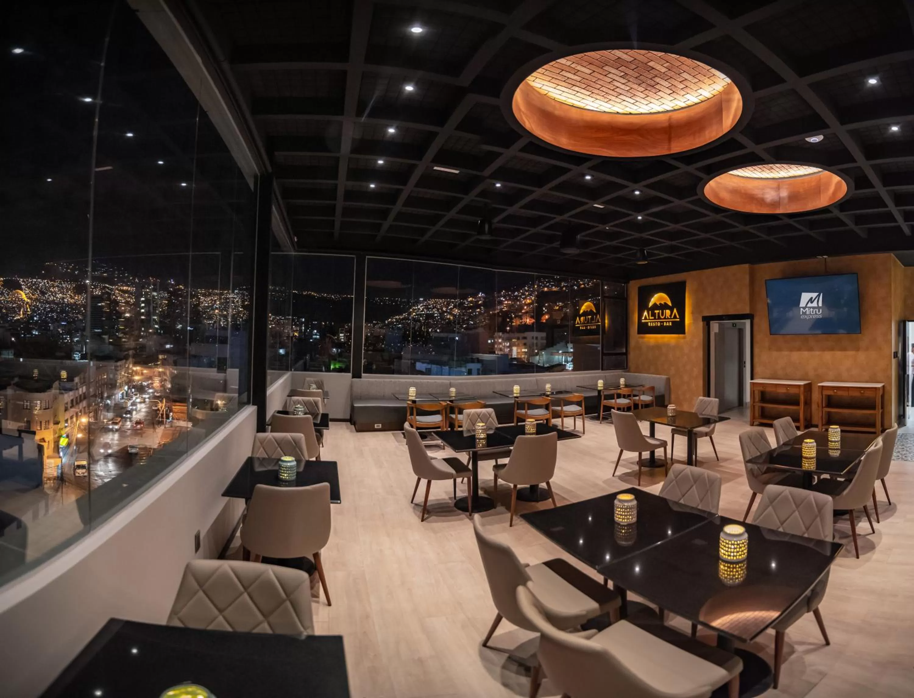 Restaurant/places to eat in Mitru Express Hotel