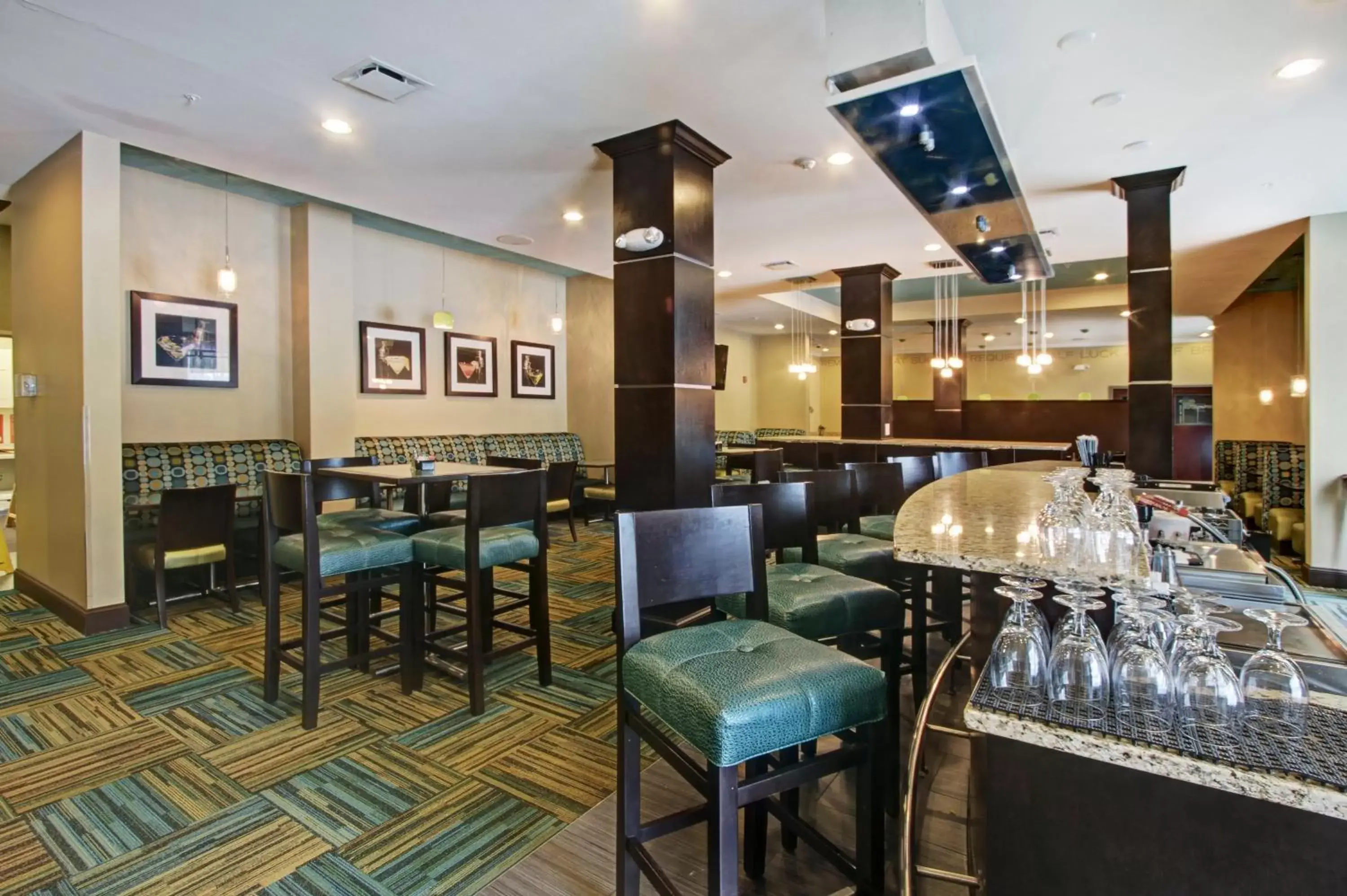 Lounge or bar, Restaurant/Places to Eat in Holiday Inn Christiansburg Blacksburg, an IHG Hotel