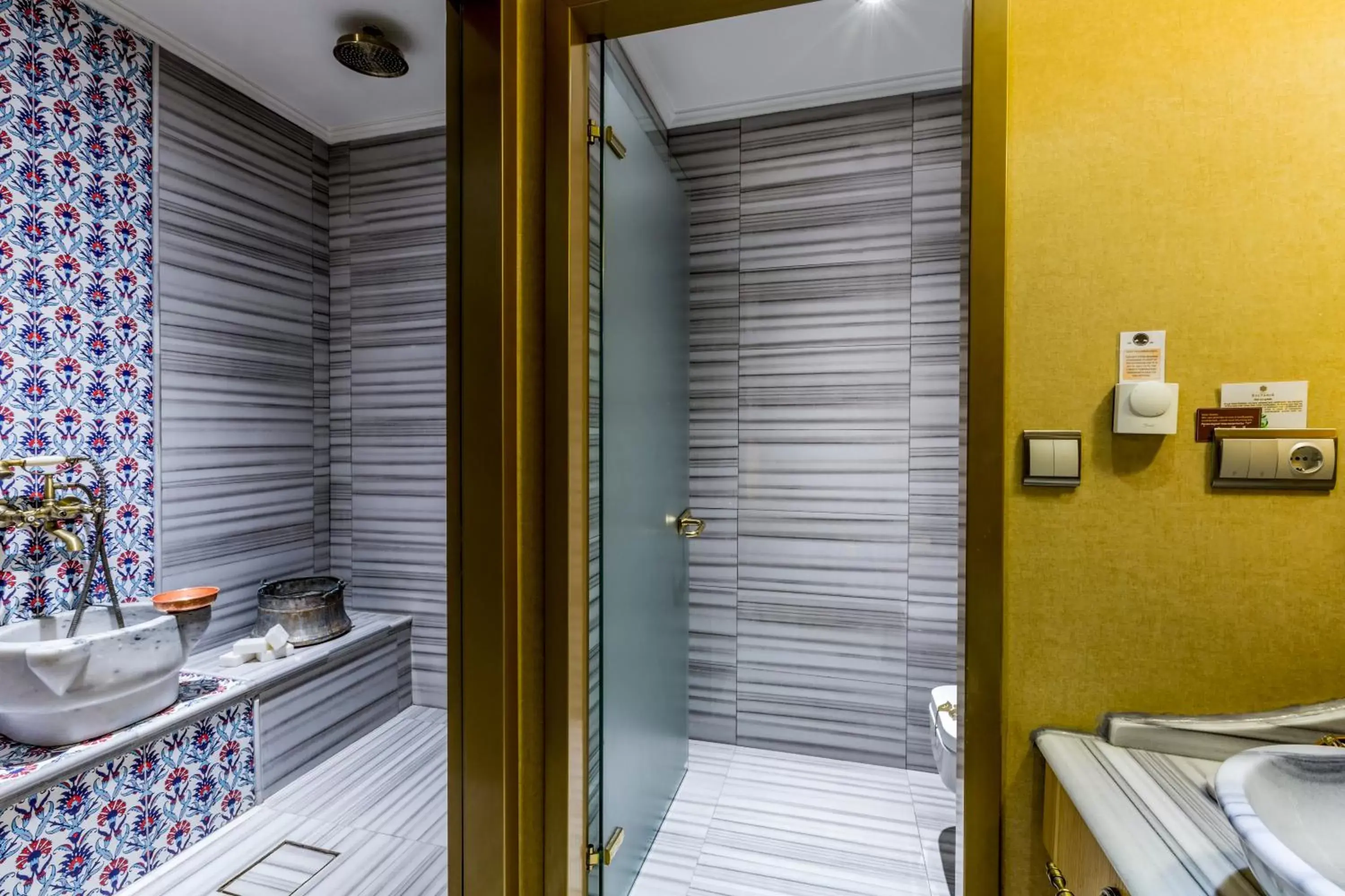 Shower, Bathroom in Hotel Sultania Boutique Class