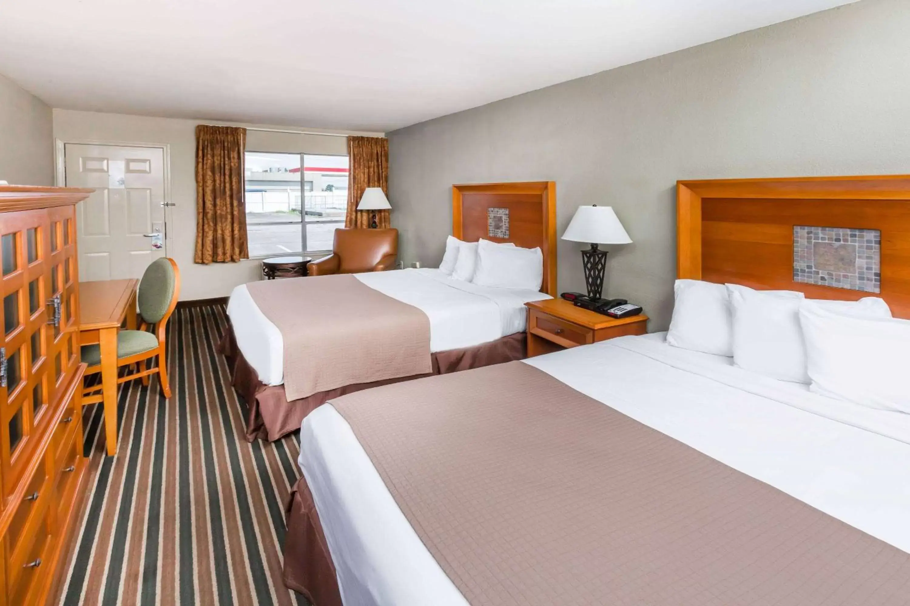 Photo of the whole room, Bed in Days Inn by Wyndham Carlisle