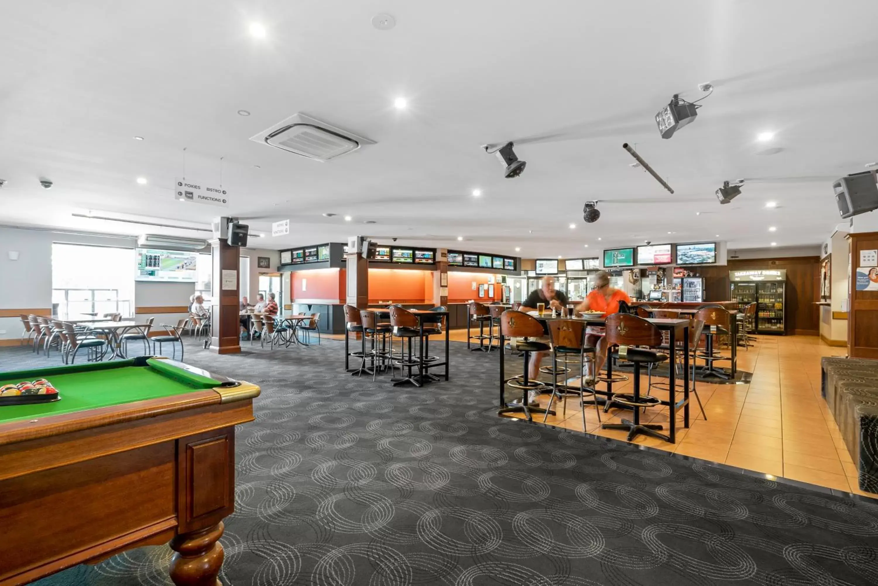 Lounge or bar, Billiards in Quality Hotel Sherbourne Terrace