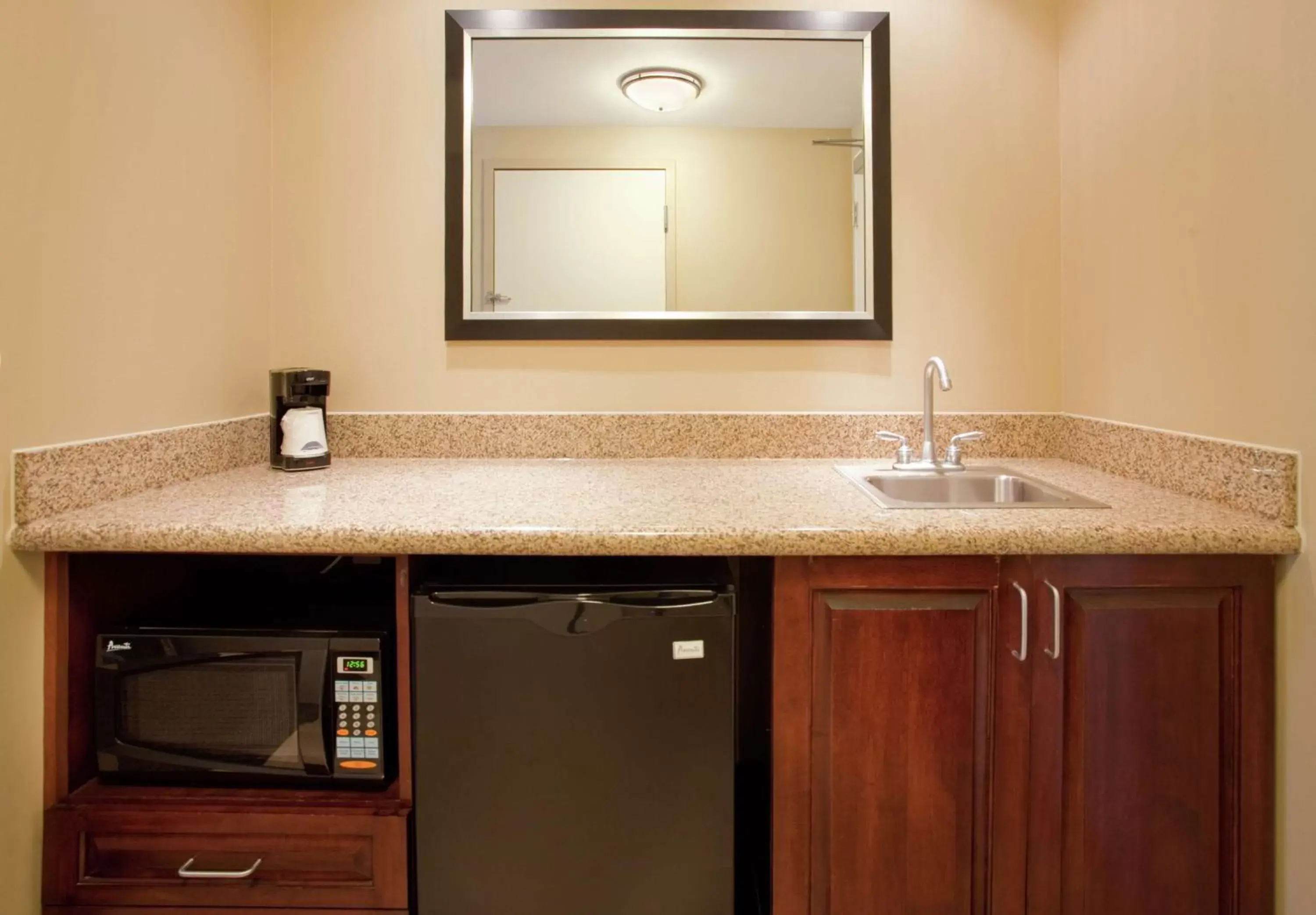 Kitchen or kitchenette, Bathroom in Hampton Inn & Suites Omaha Southwest-La Vista