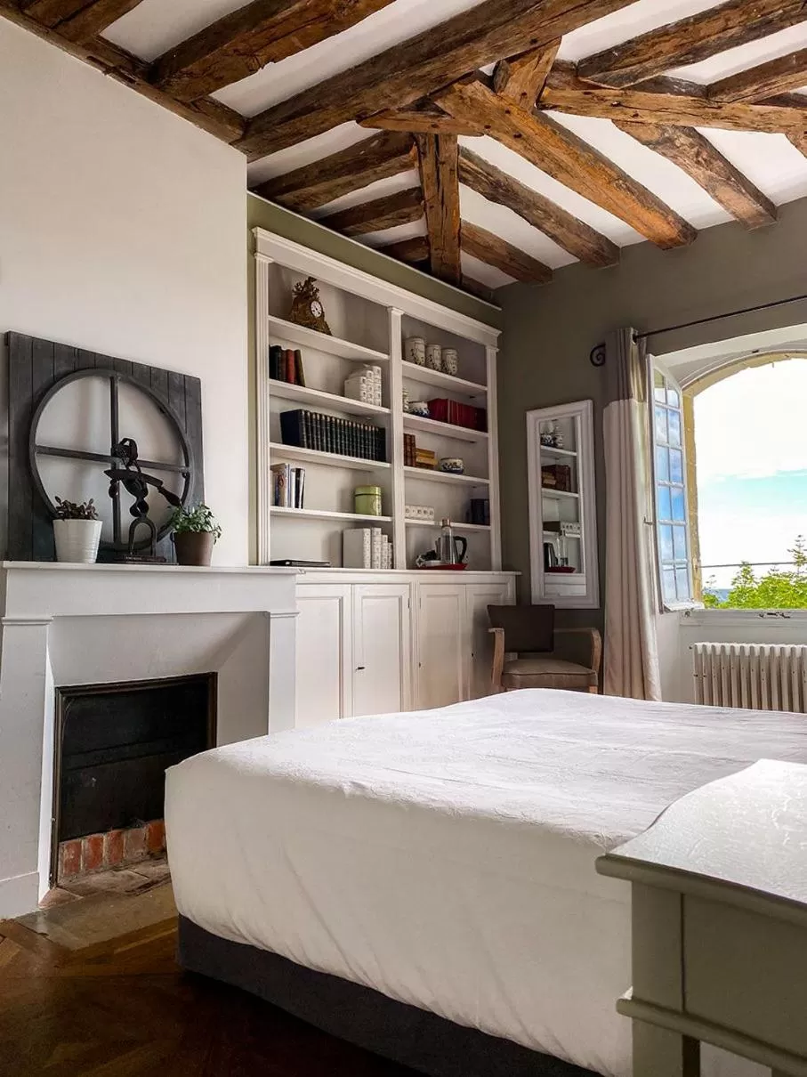Bedroom, Bed in Château de Nazelles Amboise