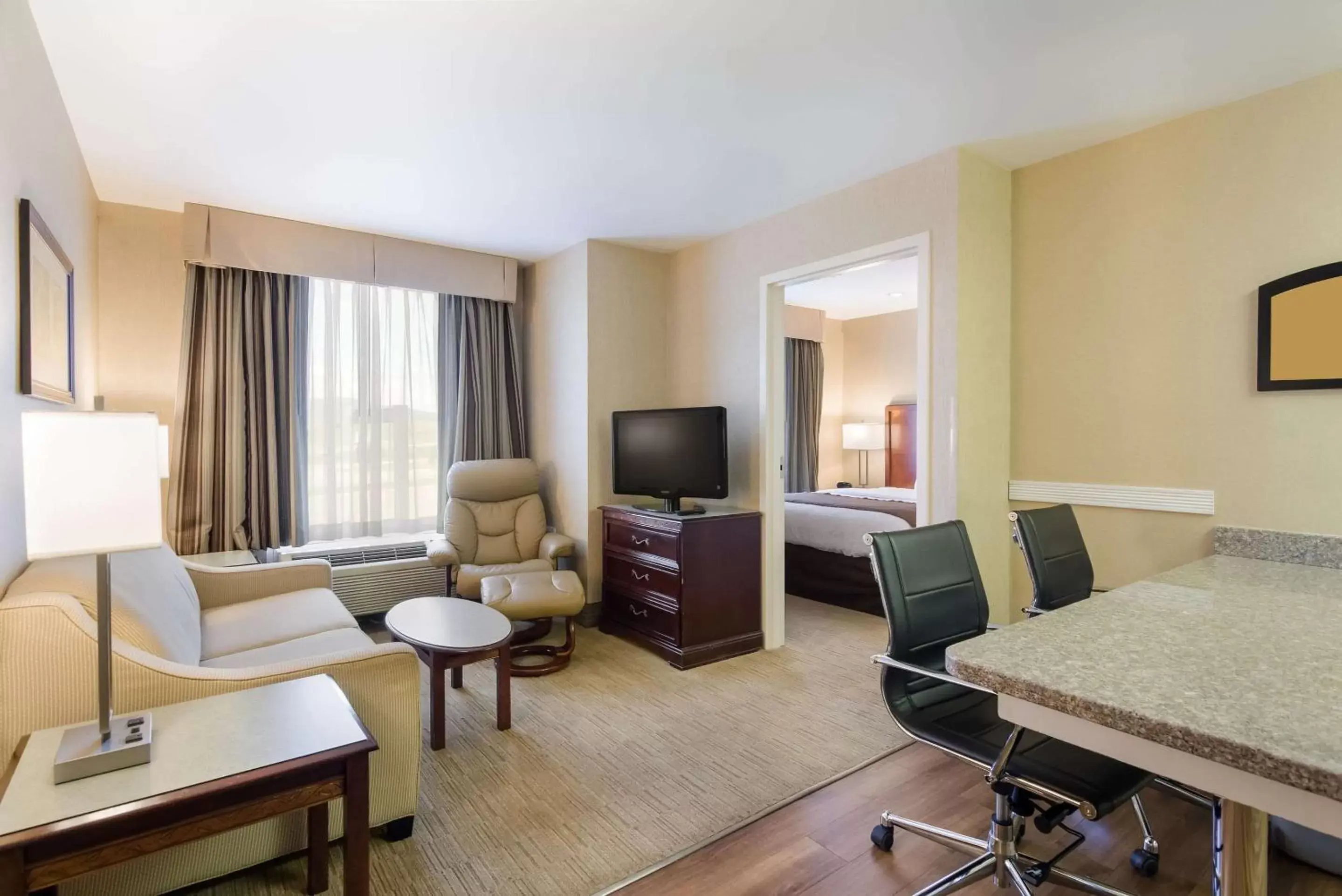 Bedroom, Seating Area in MainStay Suites Airport