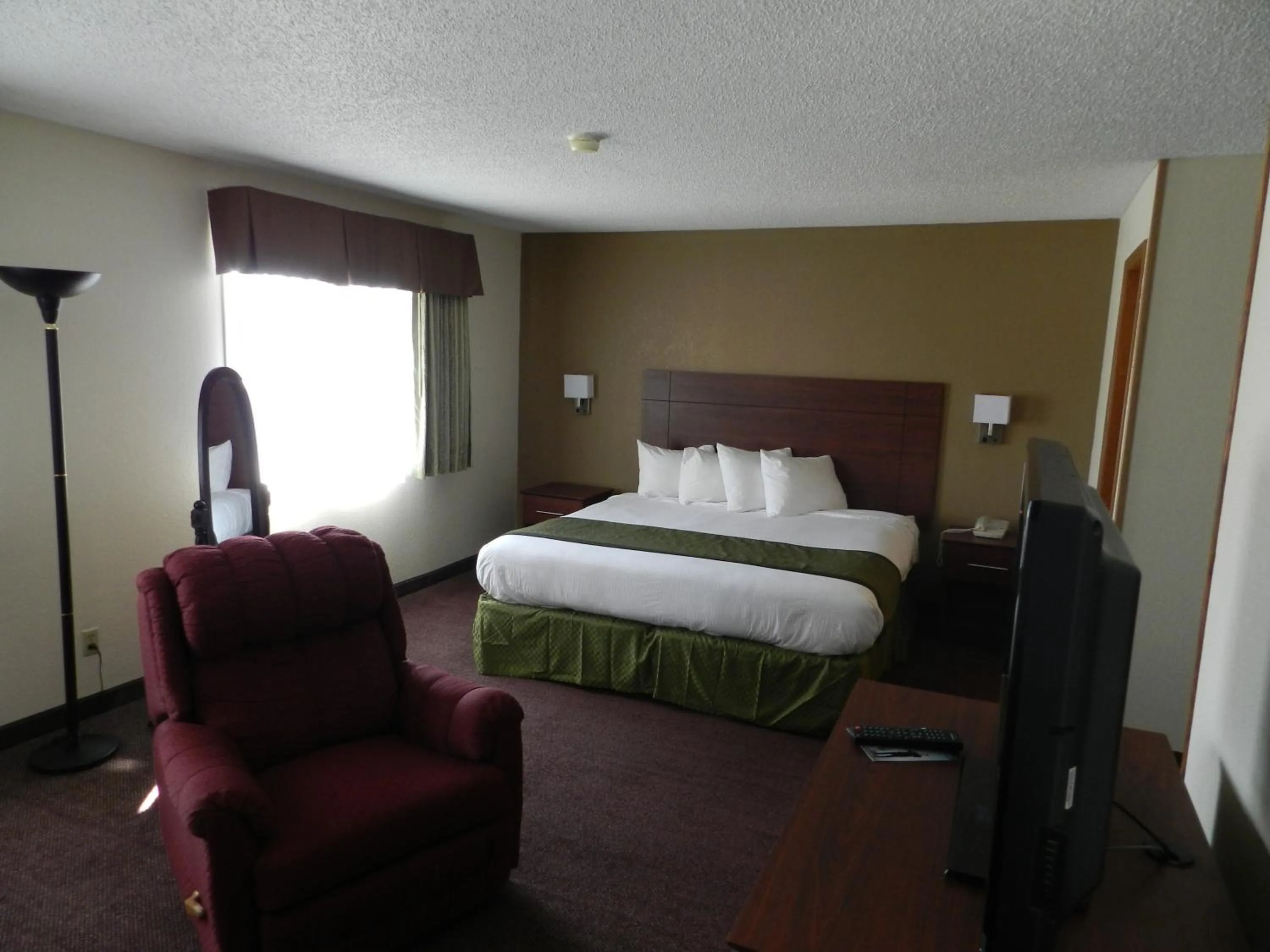 Bedroom, Bed in Baymont by Wyndham Dubuque