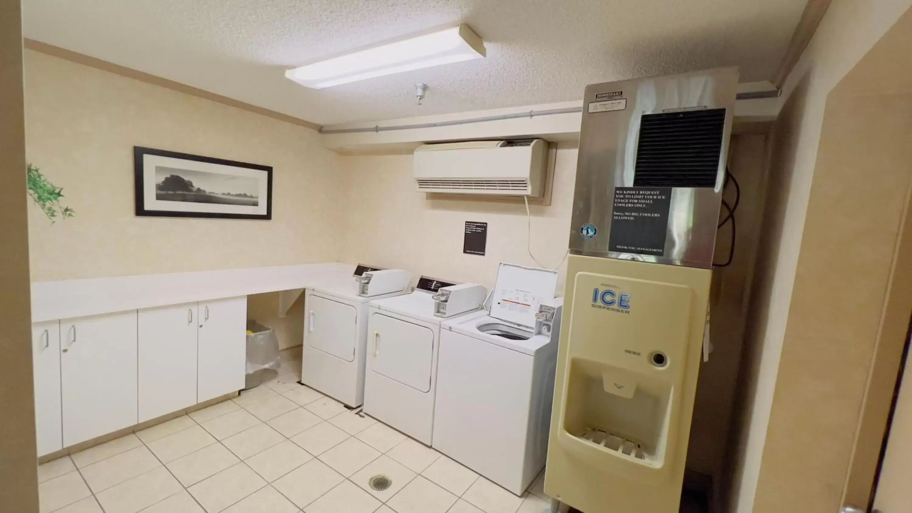 laundry, Kitchen/Kitchenette in Super 8 by Wyndham Maumee Perrysburg Toledo Area