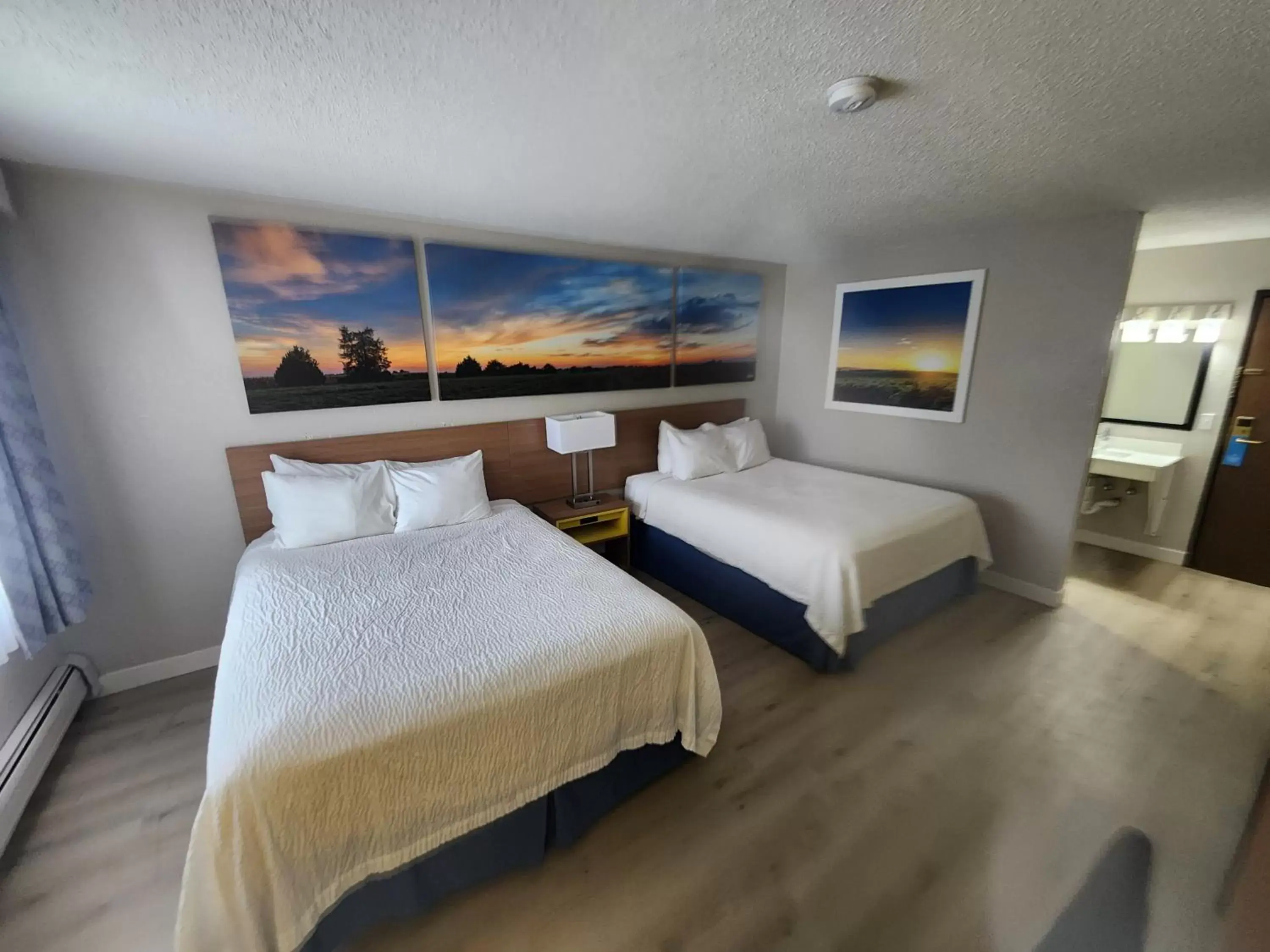 Photo of the whole room, Bed in Days Inn by Wyndham Sioux Falls Airport