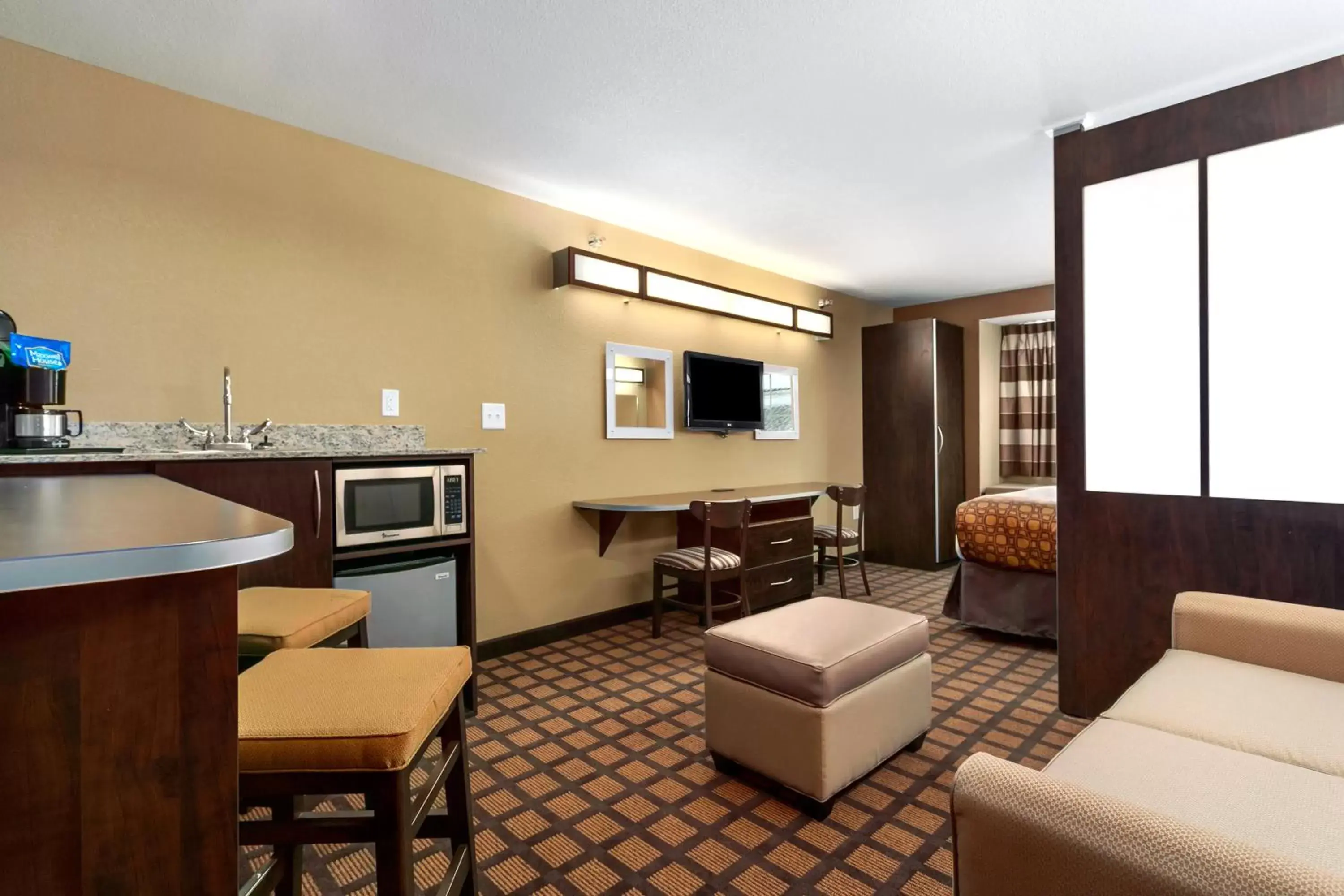 TV and multimedia in Microtel Inn & Suites by Wyndham Williston