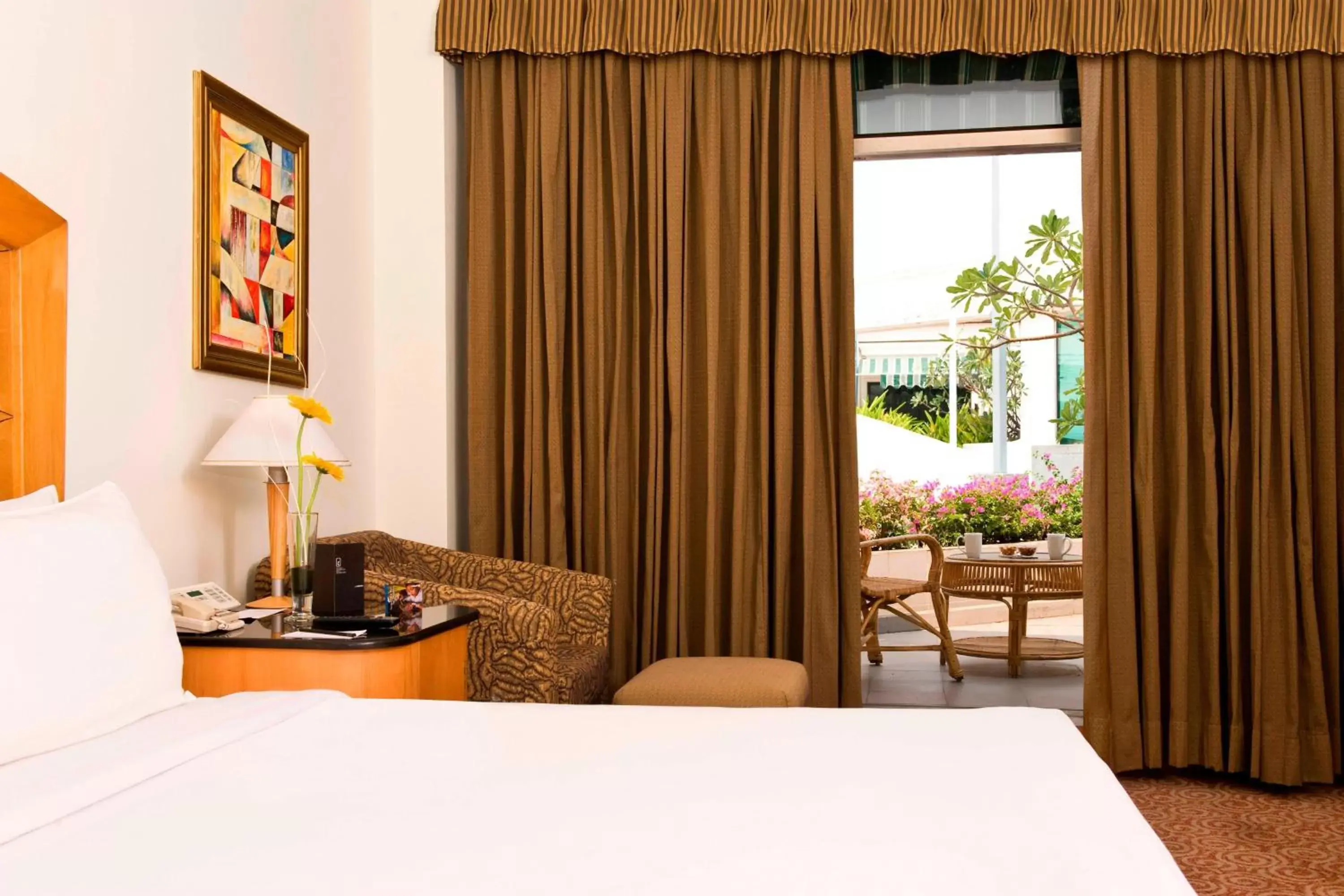 Photo of the whole room, Bed in Le Royal Meridien Chennai